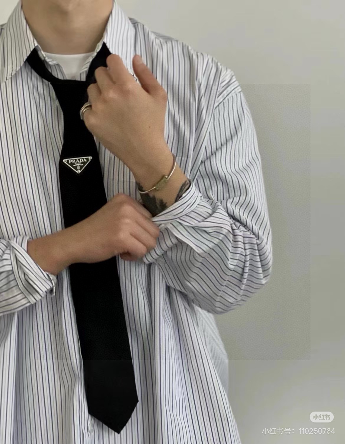 🌾P家经典领带中性款 Prada徽标领带，高端定制👑稀有😻😻展现精湛手工与时尚优雅的理想选择，这款采用P