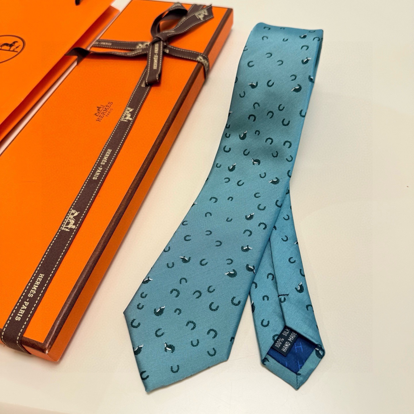 有货！🌾 爱马仕官方领带“出奇制胜”领带！爱马仕每年都有一千条不同印花的领带面世，从最初的多以几何图案表