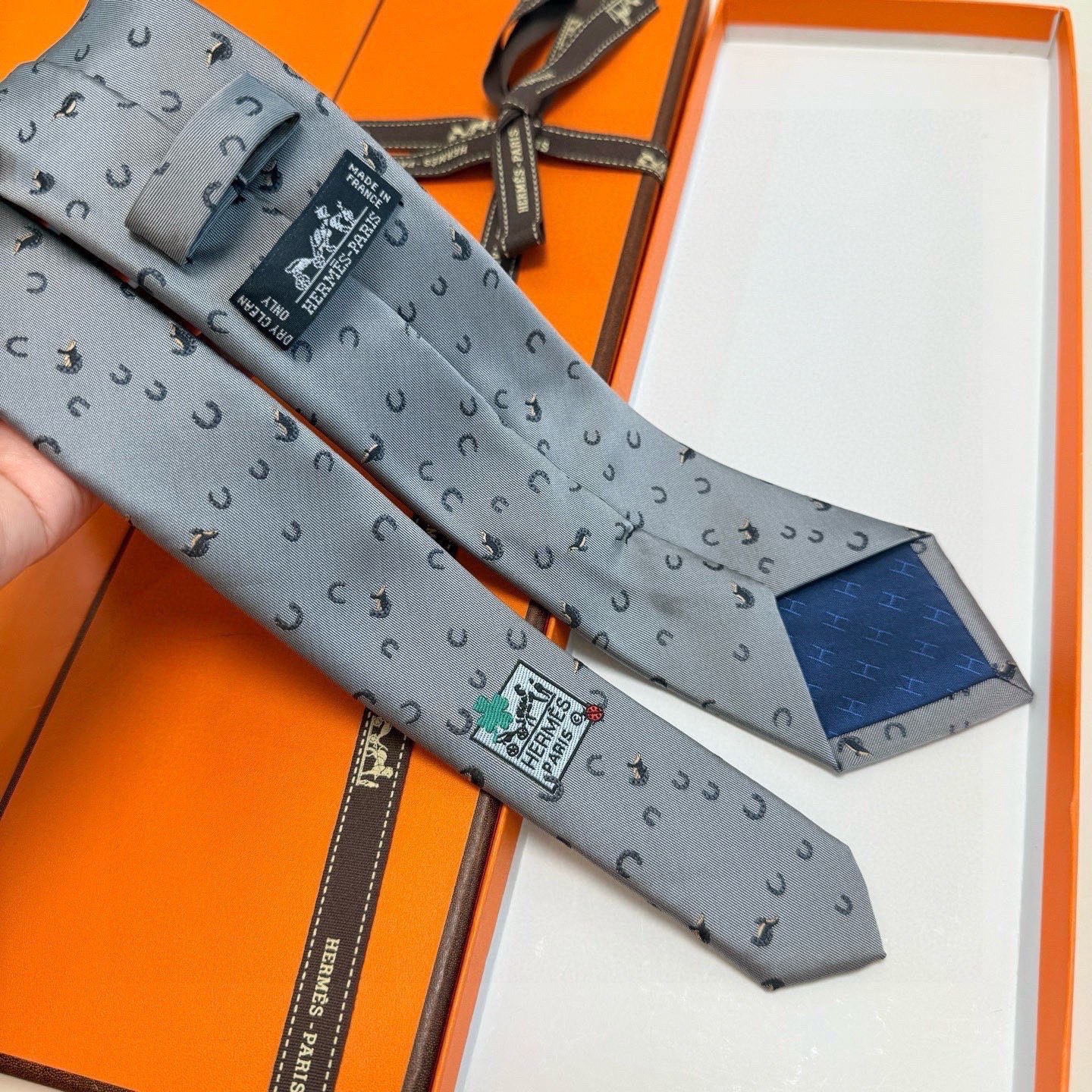 有货！🌾 爱马仕官方领带“出奇制胜”领带！爱马仕每年都有一千条不同印花的领带面世，从最初的多以几何图案表