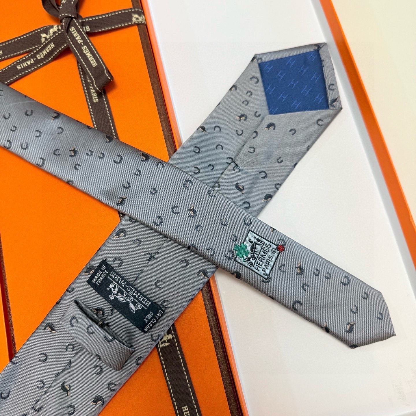 有货！🌾 爱马仕官方领带“出奇制胜”领带！爱马仕每年都有一千条不同印花的领带面世，从最初的多以几何图案表