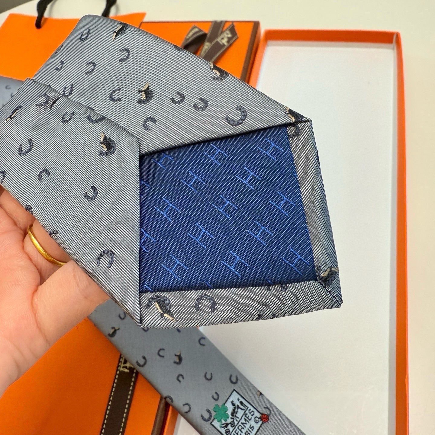 有货！🌾 爱马仕官方领带“出奇制胜”领带！爱马仕每年都有一千条不同印花的领带面世，从最初的多以几何图案表