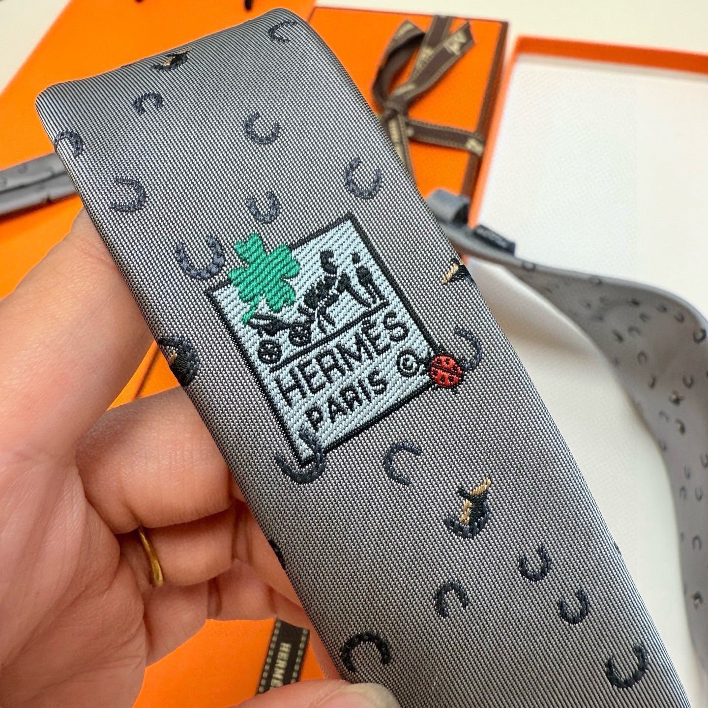 有货！🌾 爱马仕官方领带“出奇制胜”领带！爱马仕每年都有一千条不同印花的领带面世，从最初的多以几何图案表