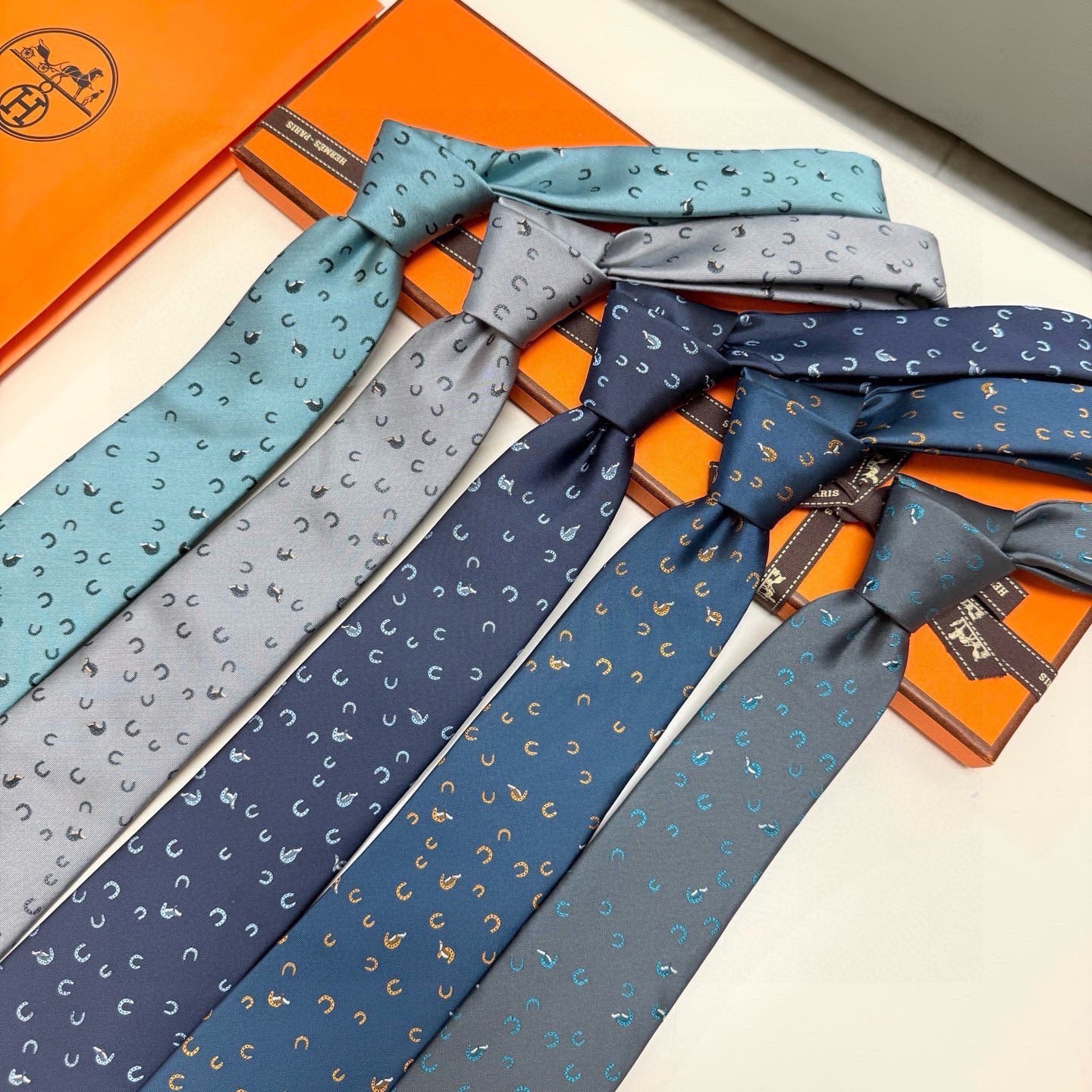 有货！🌾 爱马仕官方领带“出奇制胜”领带！爱马仕每年都有一千条不同印花的领带面世，从最初的多以几何图案表