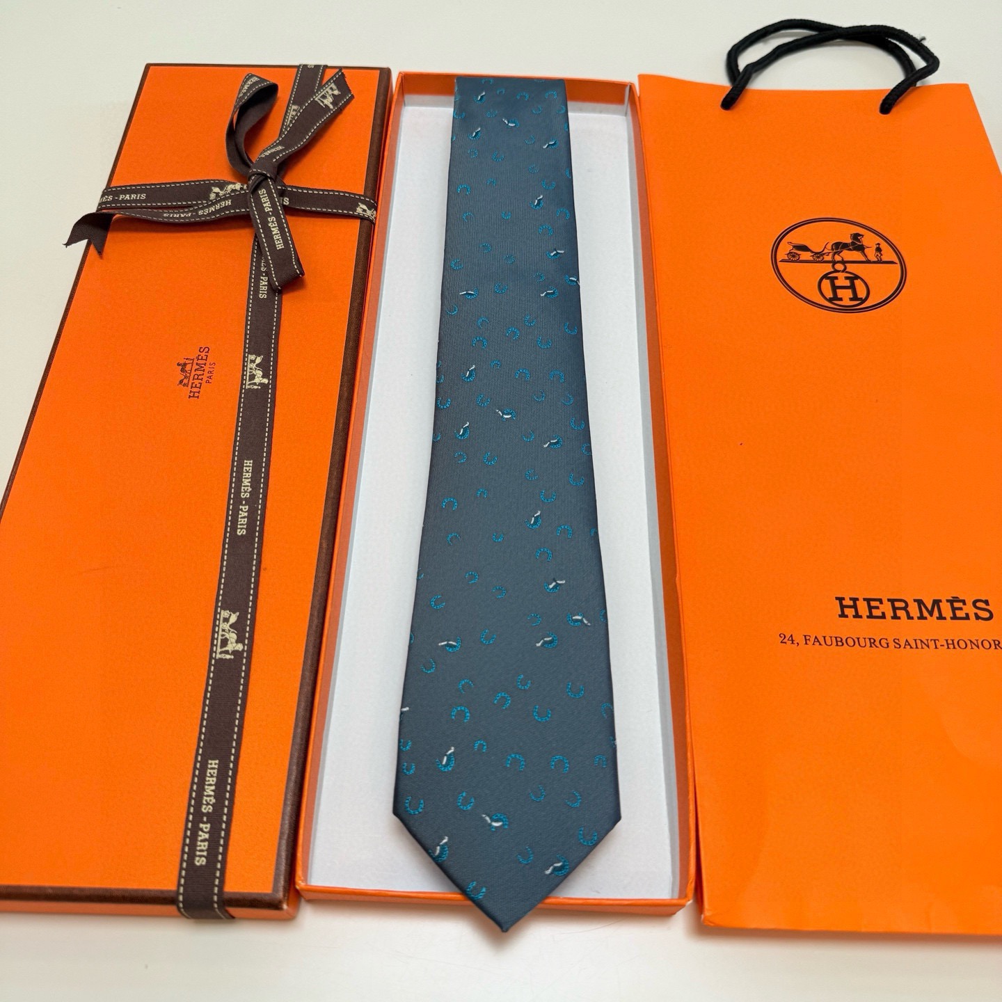 有货！🌾 爱马仕官方领带“出奇制胜”领带！爱马仕每年都有一千条不同印花的领带面世，从最初的多以几何图案表