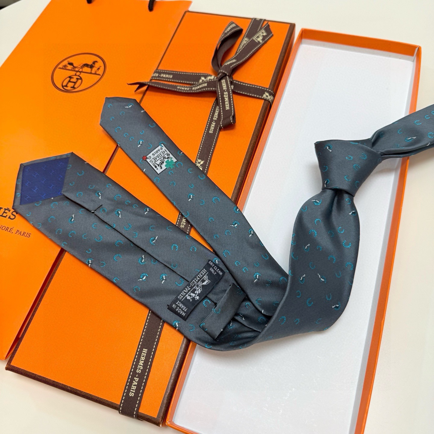 有货！🌾 爱马仕官方领带“出奇制胜”领带！爱马仕每年都有一千条不同印花的领带面世，从最初的多以几何图案表