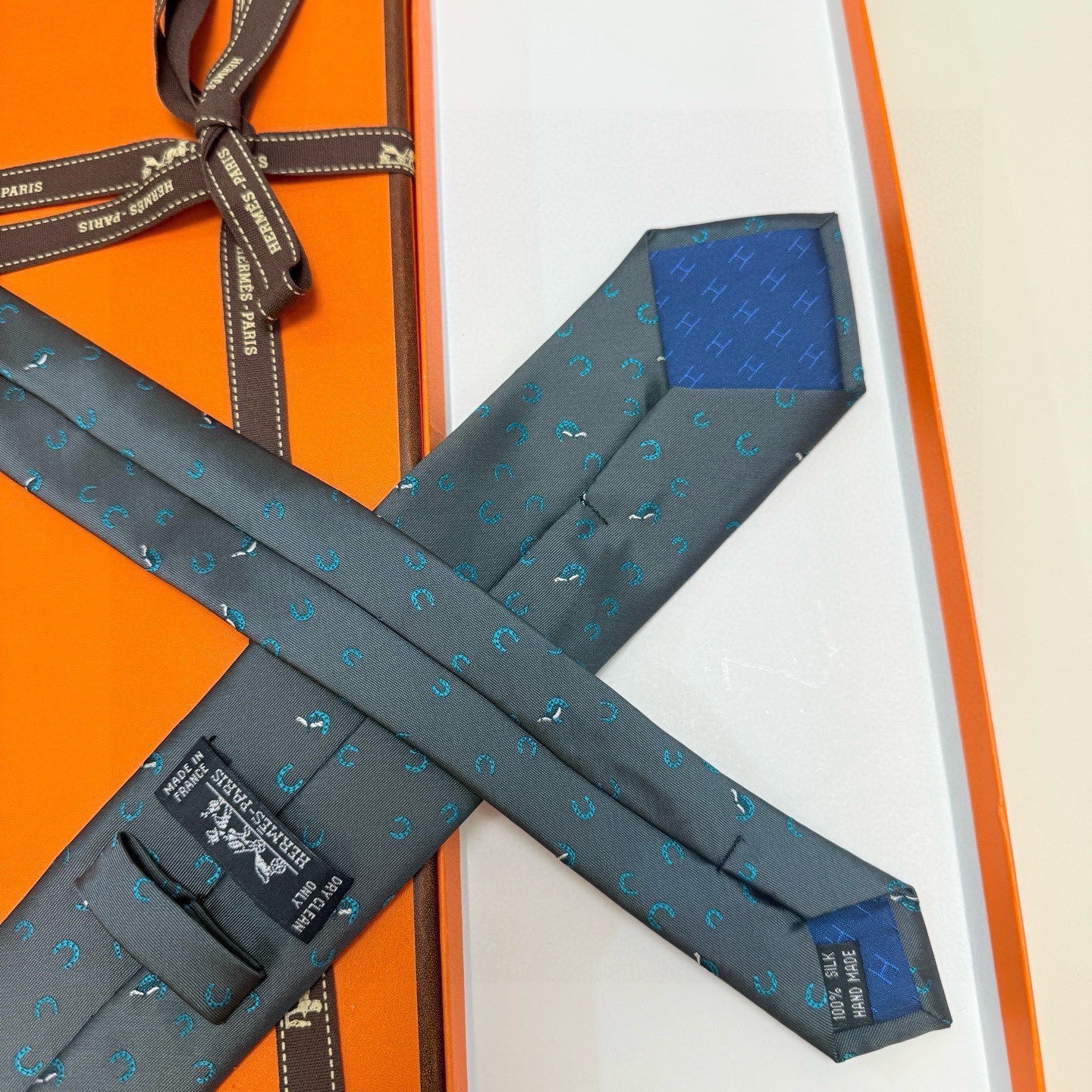 有货！🌾 爱马仕官方领带“出奇制胜”领带！爱马仕每年都有一千条不同印花的领带面世，从最初的多以几何图案表
