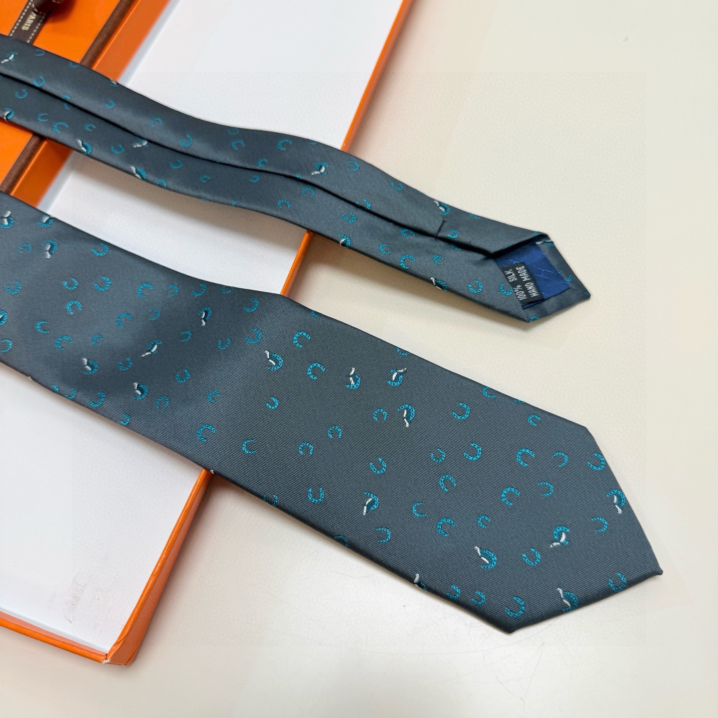 有货！🌾 爱马仕官方领带“出奇制胜”领带！爱马仕每年都有一千条不同印花的领带面世，从最初的多以几何图案表