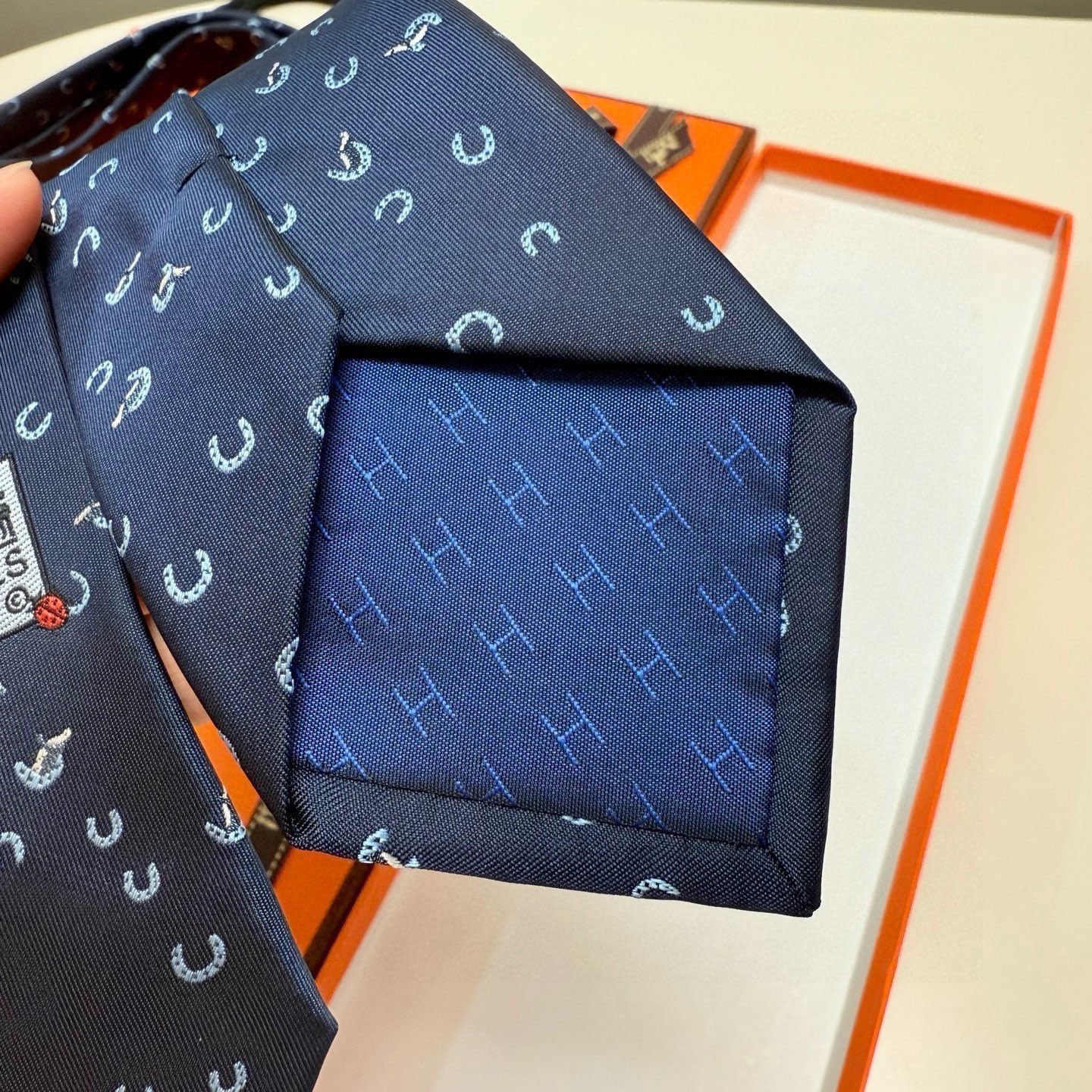 有货！🌾 爱马仕官方领带“出奇制胜”领带！爱马仕每年都有一千条不同印花的领带面世，从最初的多以几何图案表
