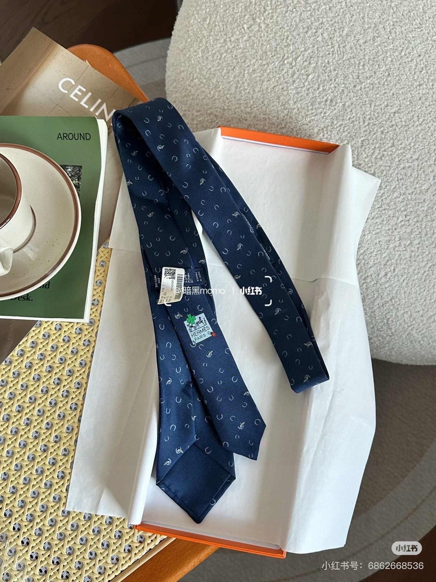 有货！🌾 爱马仕官方领带“出奇制胜”领带！爱马仕每年都有一千条不同印花的领带面世，从最初的多以几何图案表