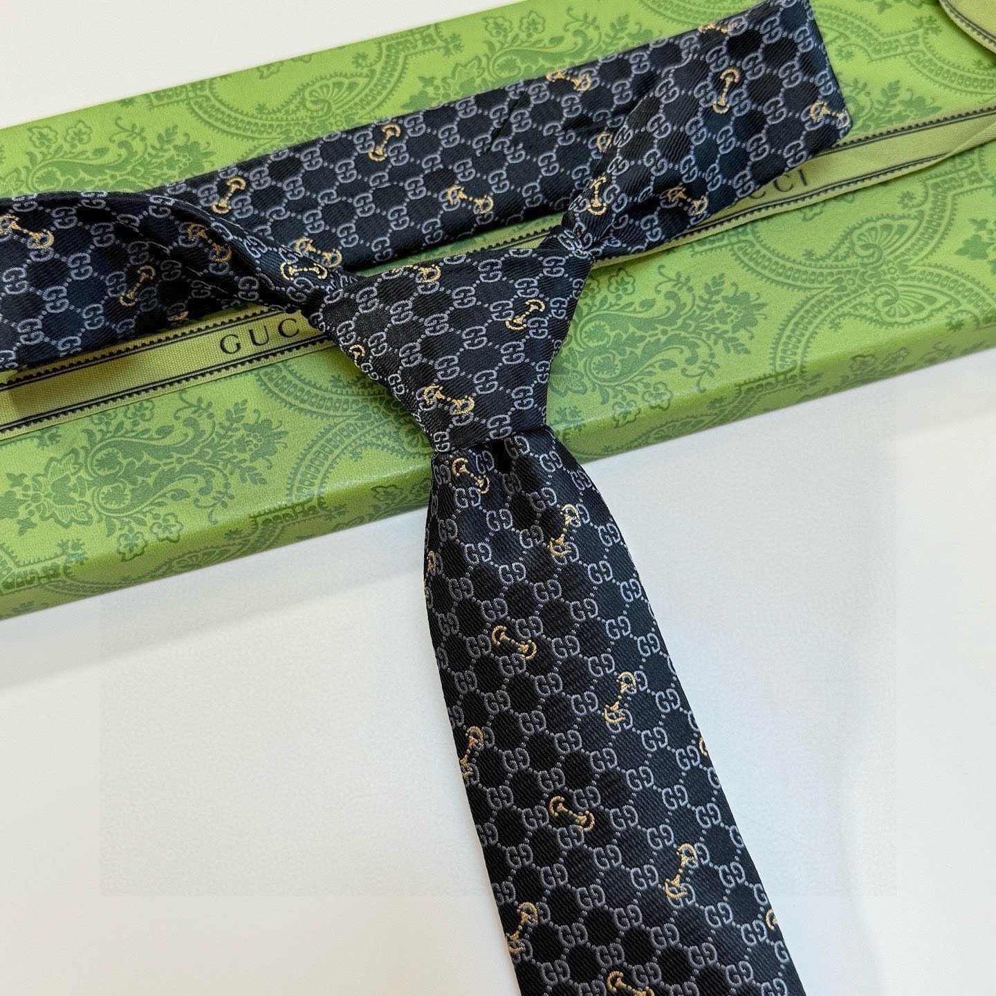 🌾古奇男士领带系列【GG马衔扣真丝领带】👔👔，稀有🐝🐝展现精湛手工与时尚优雅的理想选择，这款领带将标志性
