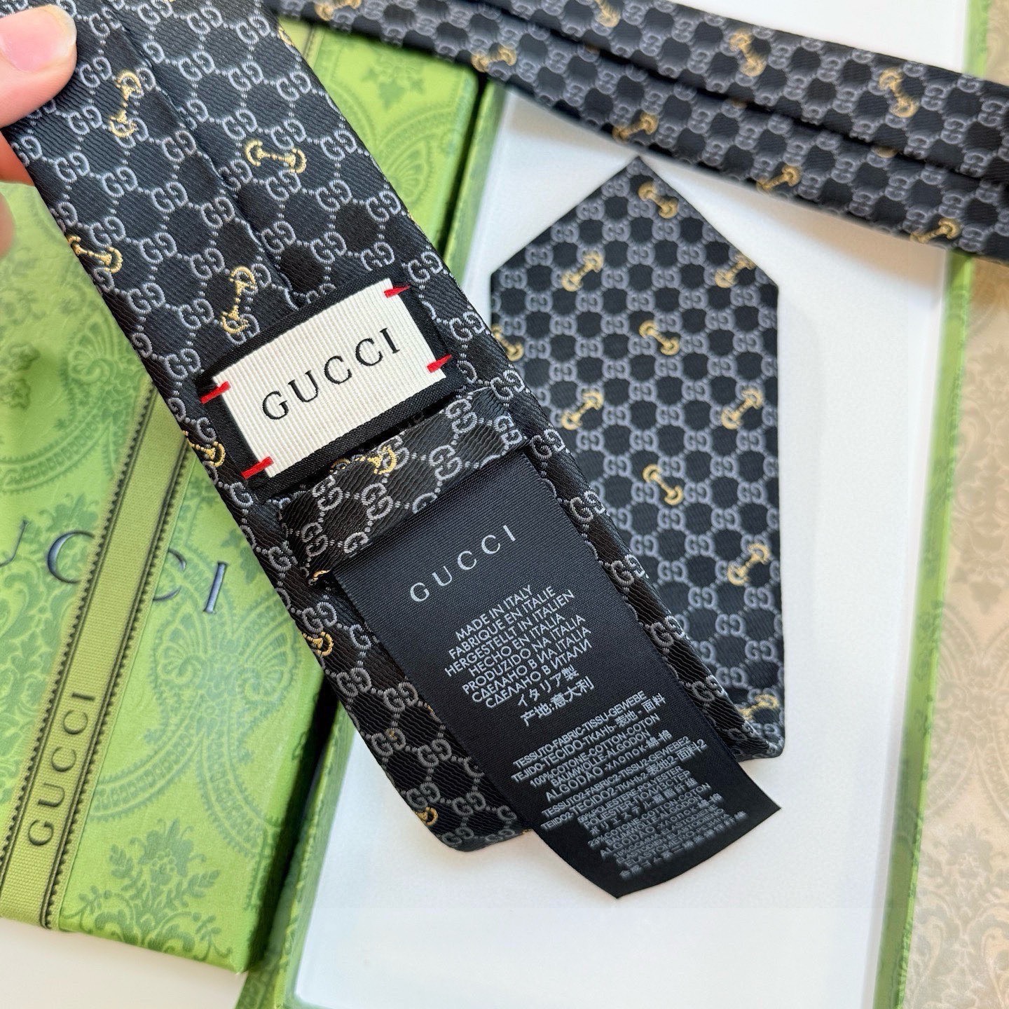🌾古奇男士领带系列【GG马衔扣真丝领带】👔👔，稀有🐝🐝展现精湛手工与时尚优雅的理想选择，这款领带将标志性
