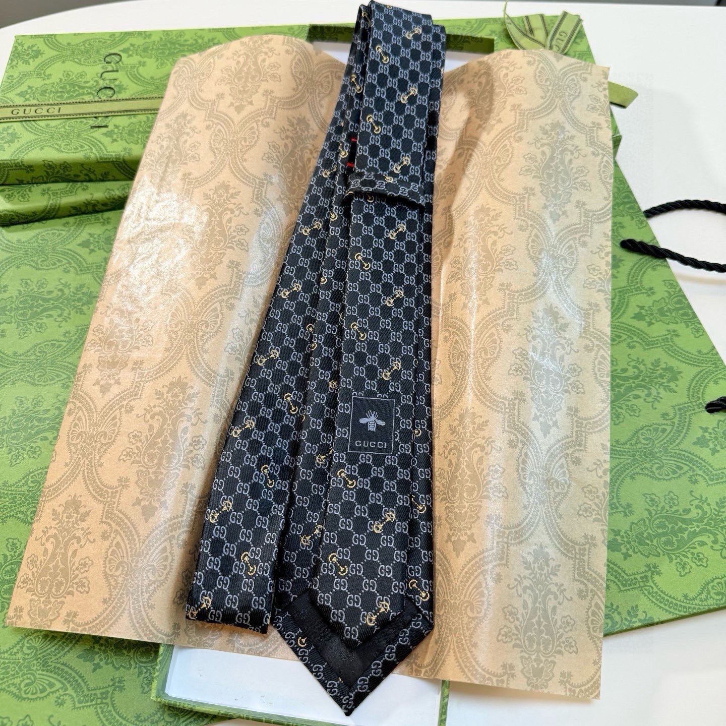 🌾古奇男士领带系列【GG马衔扣真丝领带】👔👔，稀有🐝🐝展现精湛手工与时尚优雅的理想选择，这款领带将标志性