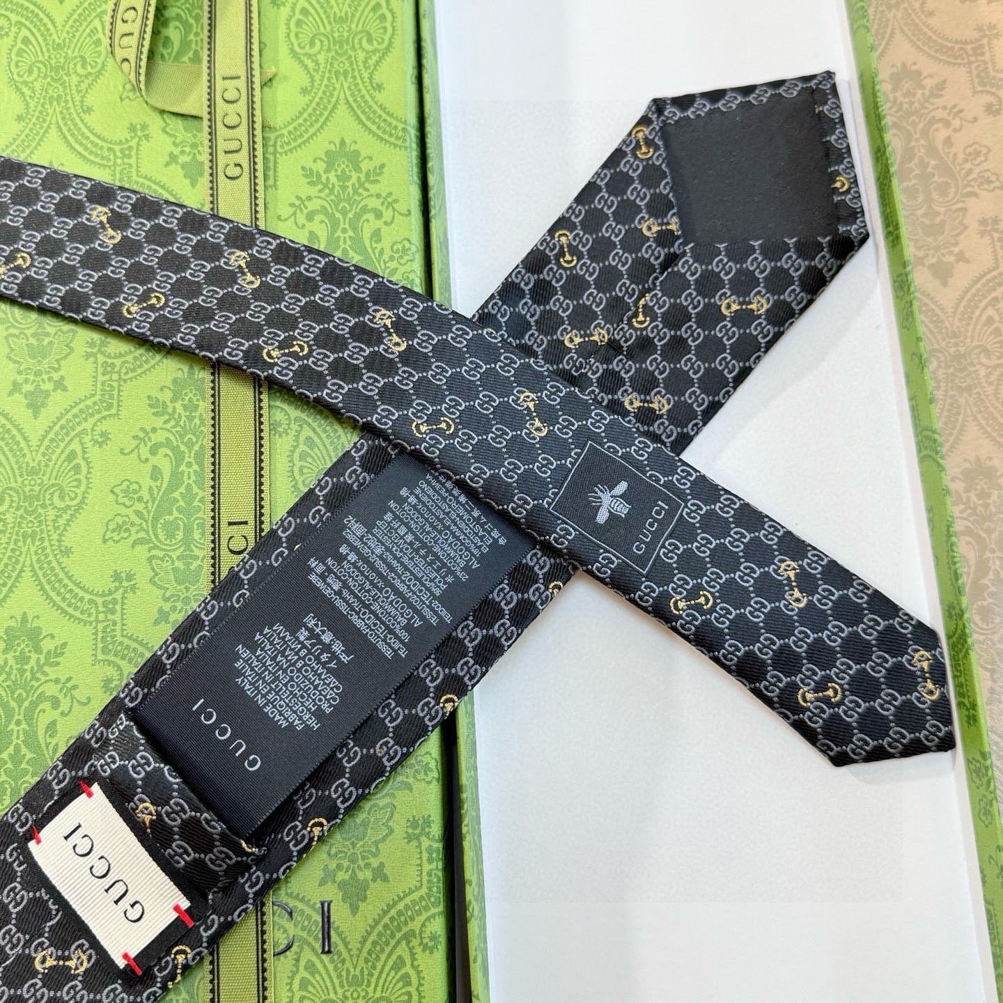 🌾古奇男士领带系列【GG马衔扣真丝领带】👔👔，稀有🐝🐝展现精湛手工与时尚优雅的理想选择，这款领带将标志性