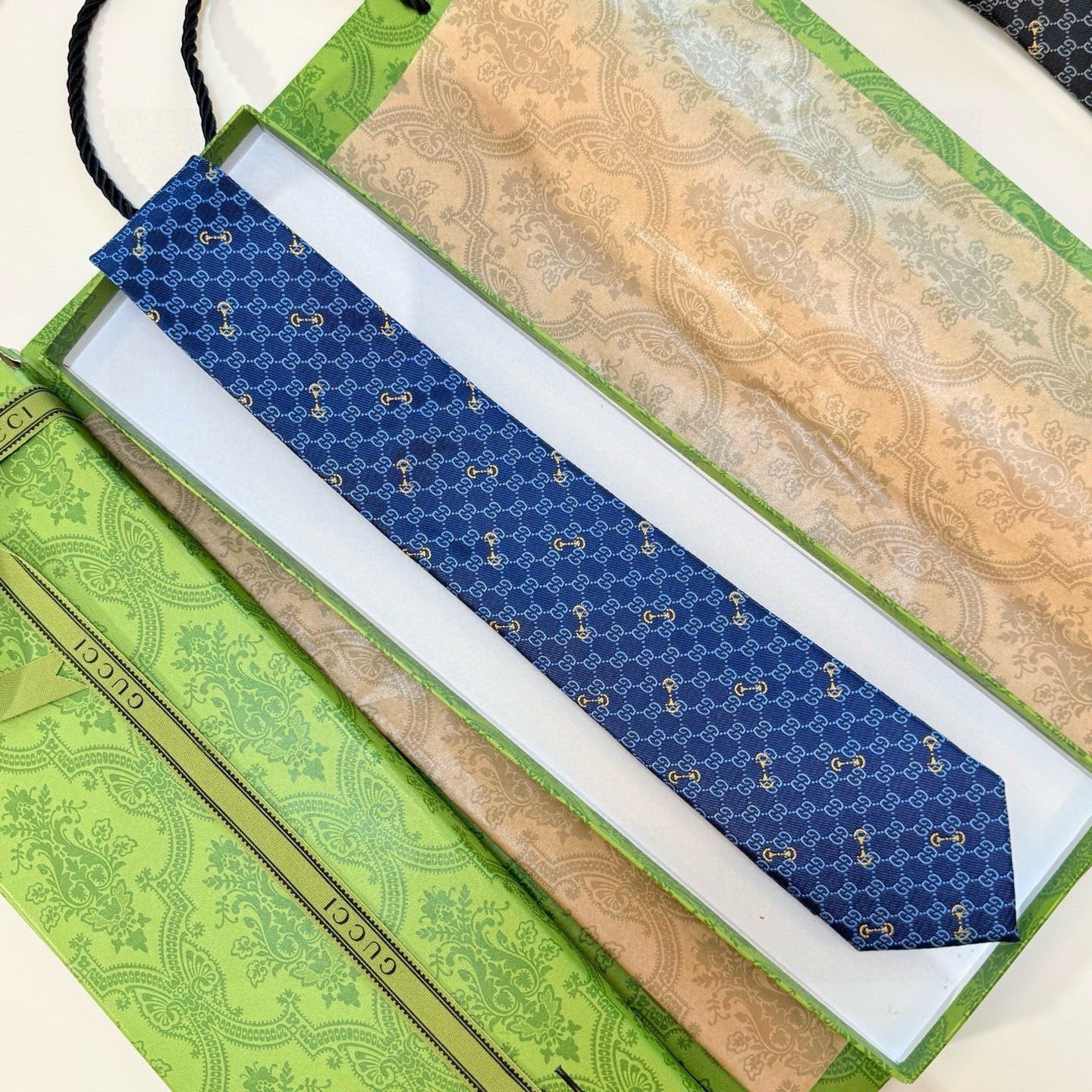 🌾古奇男士领带系列【GG马衔扣真丝领带】👔👔，稀有🐝🐝展现精湛手工与时尚优雅的理想选择，这款领带将标志性