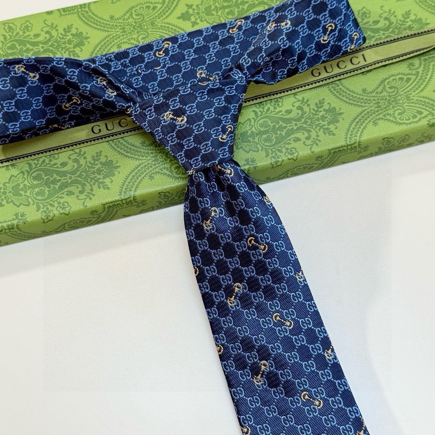 🌾古奇男士领带系列【GG马衔扣真丝领带】👔👔，稀有🐝🐝展现精湛手工与时尚优雅的理想选择，这款领带将标志性