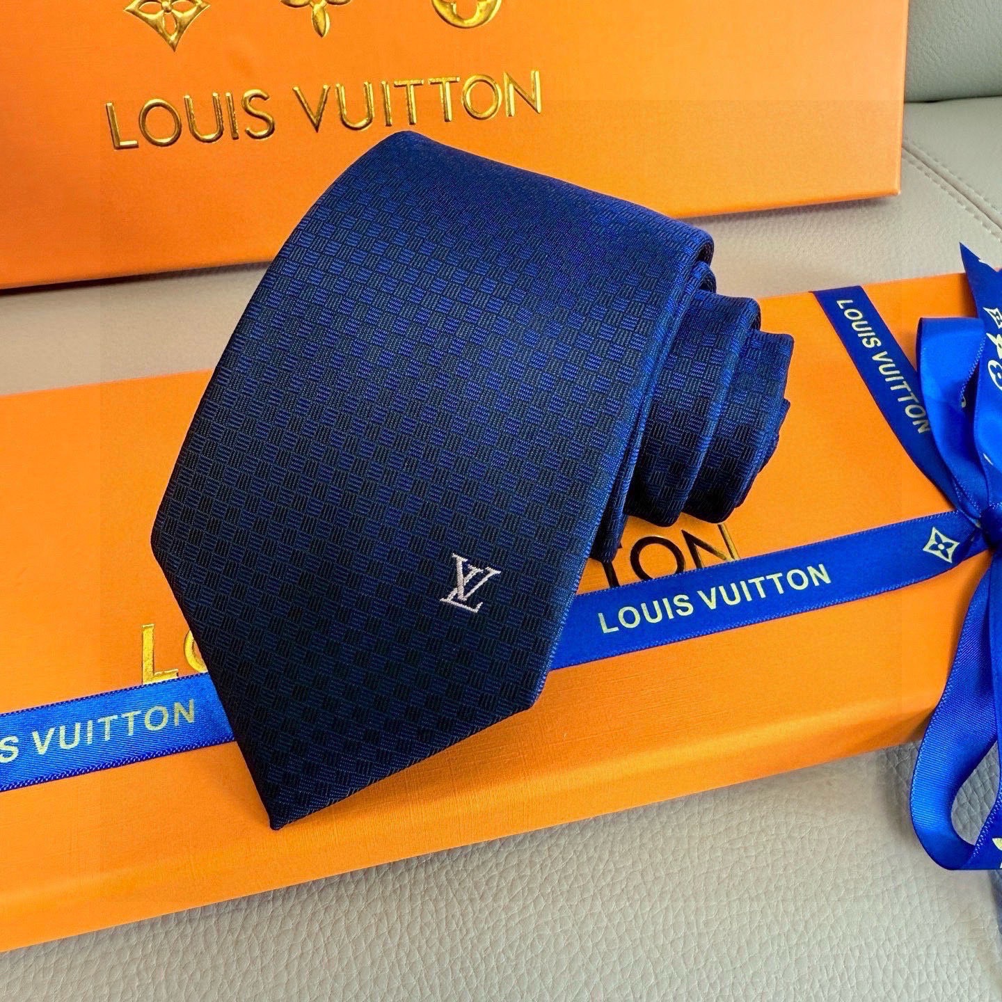 🌾男士领带系列【LV方格领带】👔👔，稀有😻😻展现精湛手工与时尚优雅的理想选择，这款领带将标志性的Dami