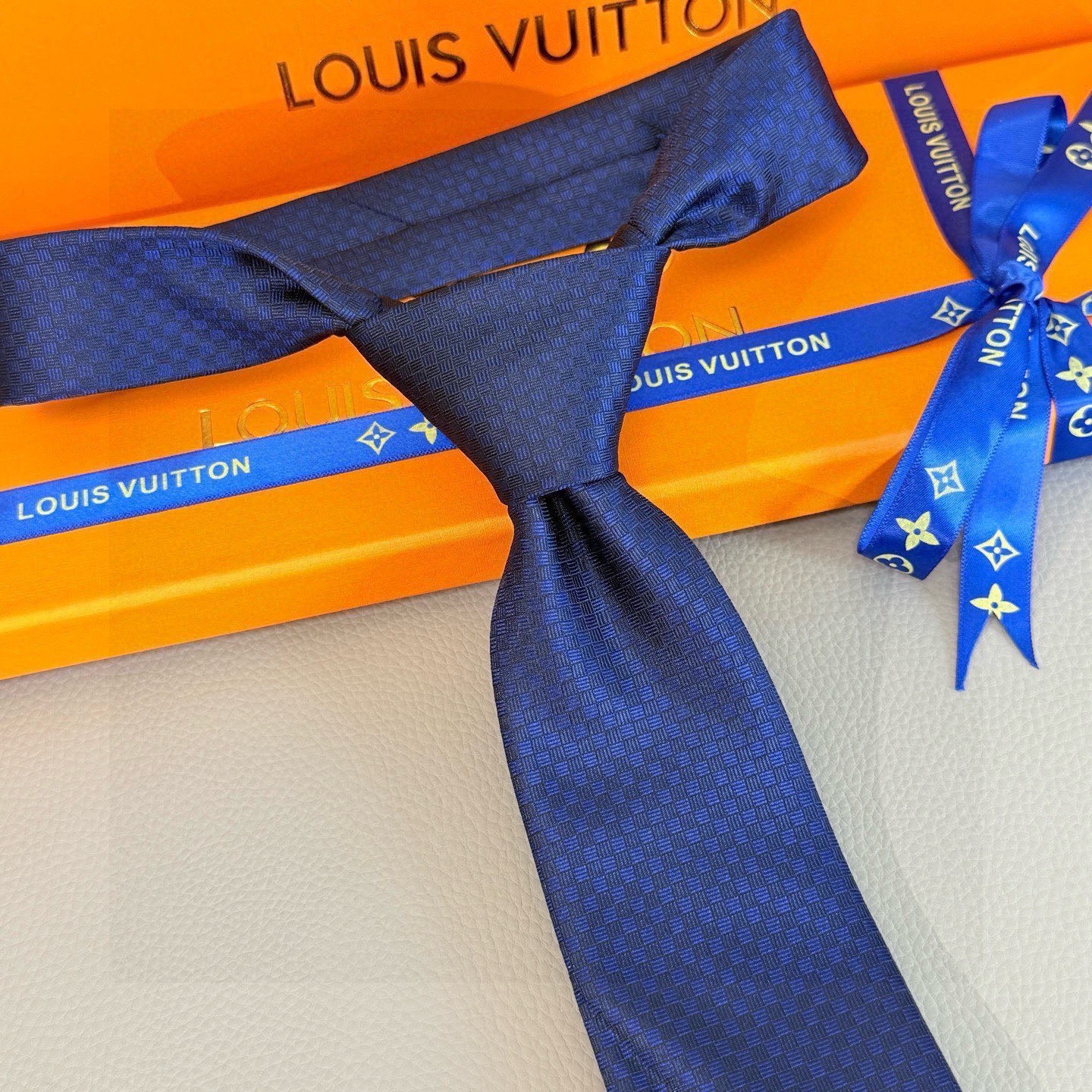 🌾男士领带系列【LV方格领带】👔👔，稀有😻😻展现精湛手工与时尚优雅的理想选择，这款领带将标志性的Dami