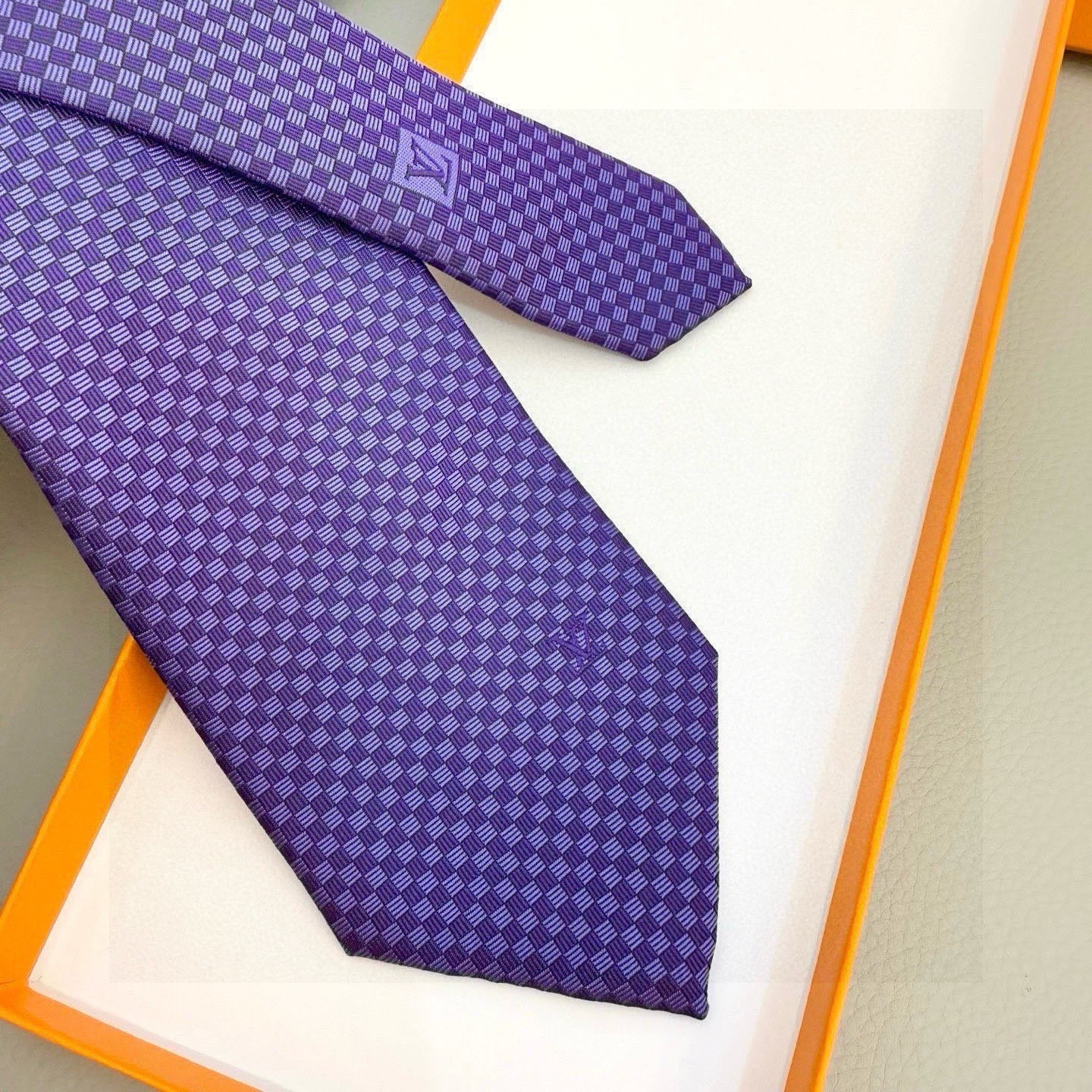 🌾男士领带系列【LV方格领带】👔👔，稀有😻😻展现精湛手工与时尚优雅的理想选择，这款领带将标志性的Dami