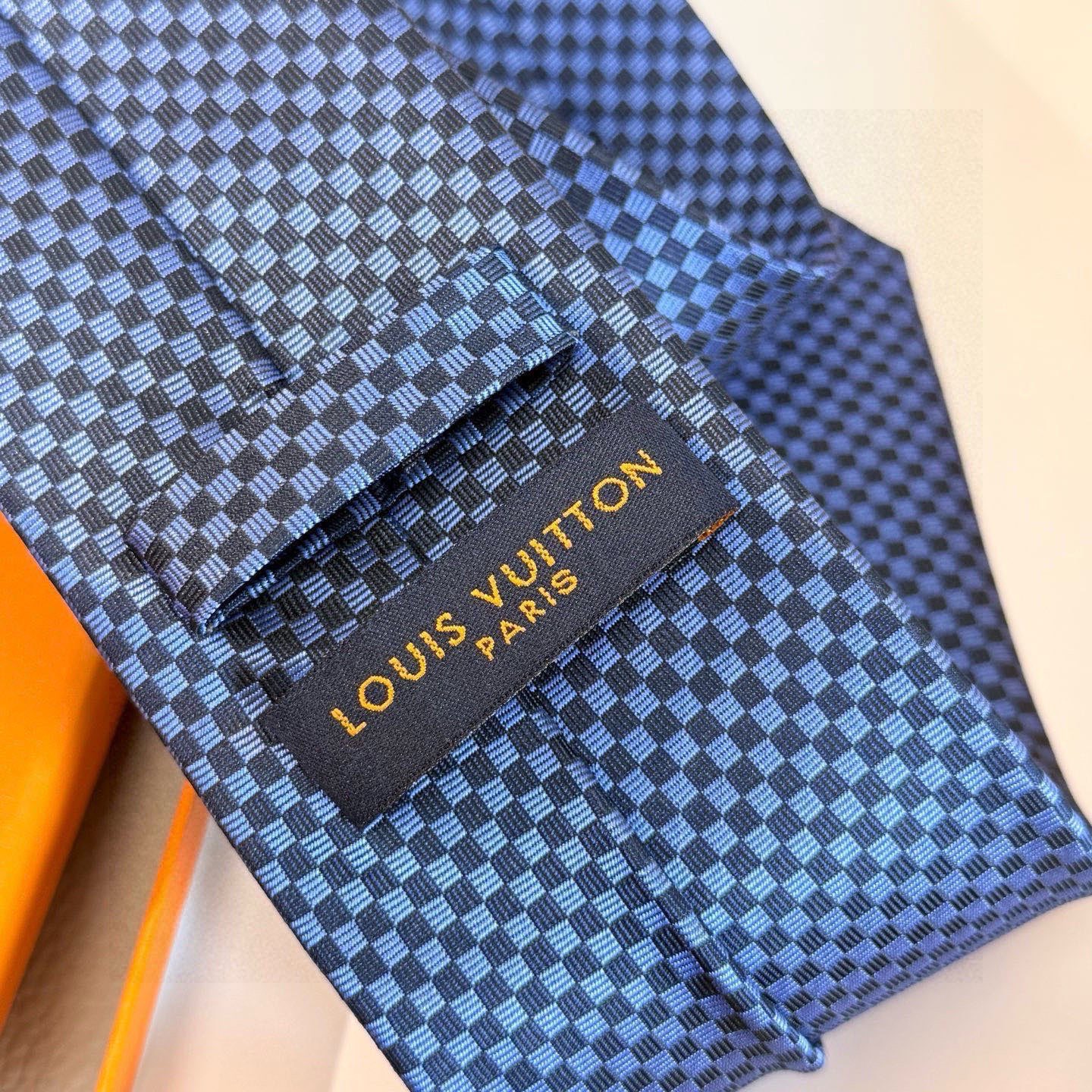 🌾男士领带系列【LV方格领带】👔👔，稀有😻😻展现精湛手工与时尚优雅的理想选择，这款领带将标志性的Dami