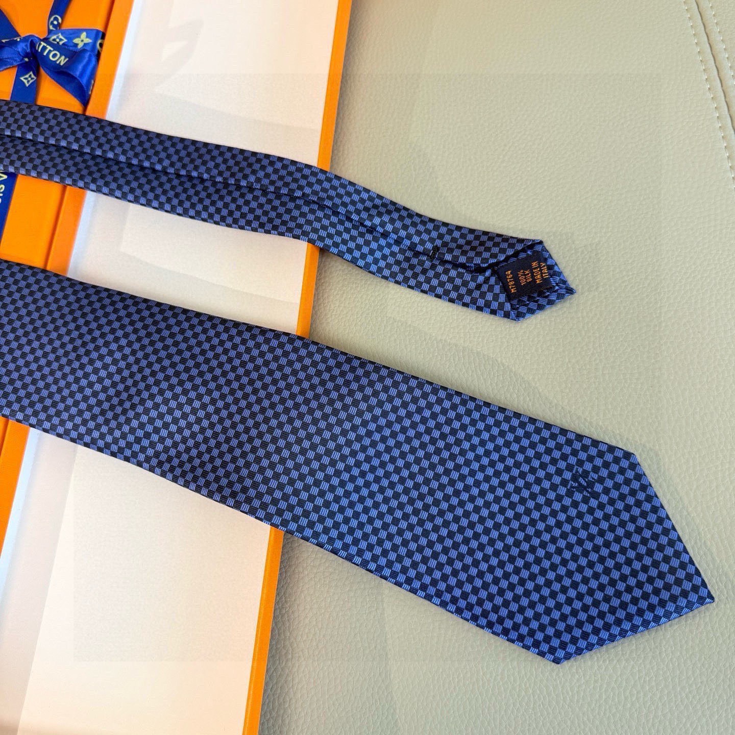 🌾男士领带系列【LV方格领带】👔👔，稀有😻😻展现精湛手工与时尚优雅的理想选择，这款领带将标志性的Dami