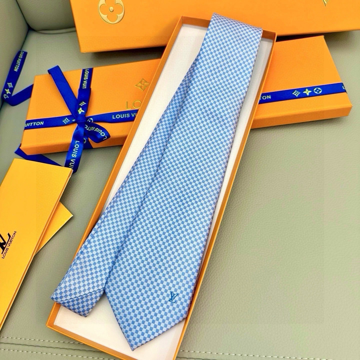 🌾男士领带系列【LV方格领带】👔👔，稀有😻😻展现精湛手工与时尚优雅的理想选择，这款领带将标志性的Dami