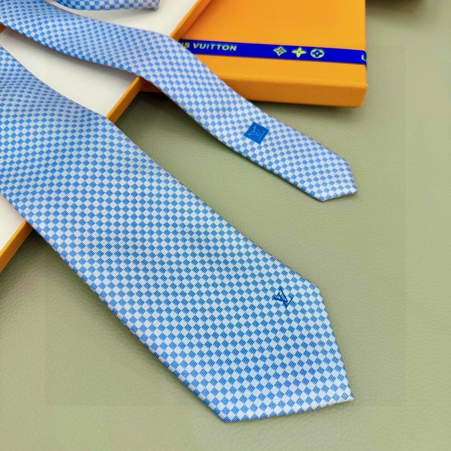🌾男士领带系列【LV方格领带】👔👔，稀有😻😻展现精湛手工与时尚优雅的理想选择，这款领带将标志性的Dami