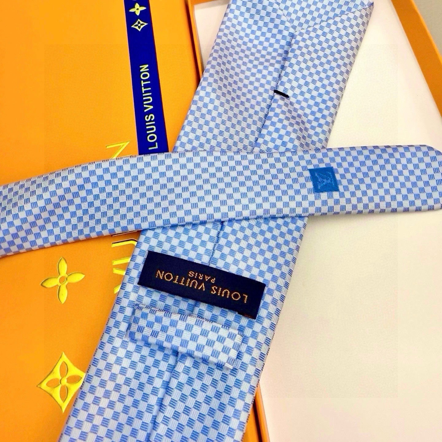 🌾男士领带系列【LV方格领带】👔👔，稀有😻😻展现精湛手工与时尚优雅的理想选择，这款领带将标志性的Dami