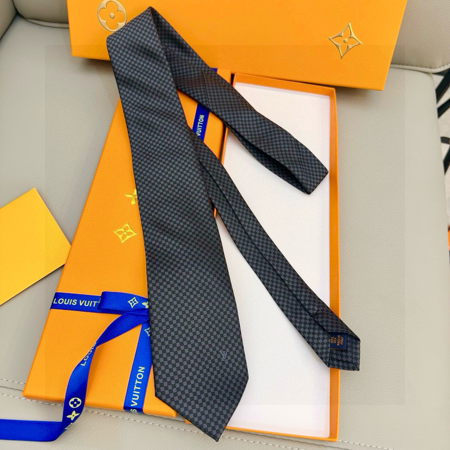 🌾男士领带系列【LV方格领带】👔👔，稀有😻😻展现精湛手工与时尚优雅的理想选择，这款领带将标志性的Dami