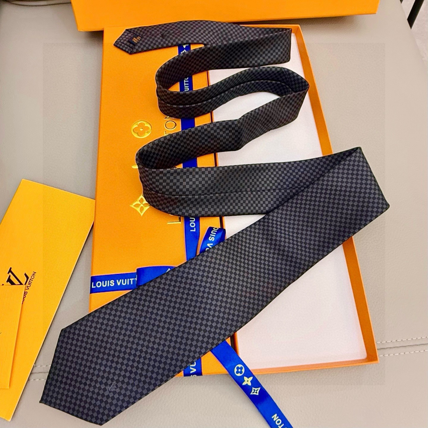 🌾男士领带系列【LV方格领带】👔👔，稀有😻😻展现精湛手工与时尚优雅的理想选择，这款领带将标志性的Dami
