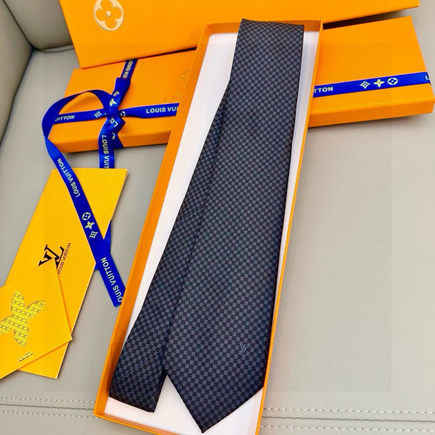 🌾男士领带系列【LV方格领带】👔👔，稀有😻😻展现精湛手工与时尚优雅的理想选择，这款领带将标志性的Dami