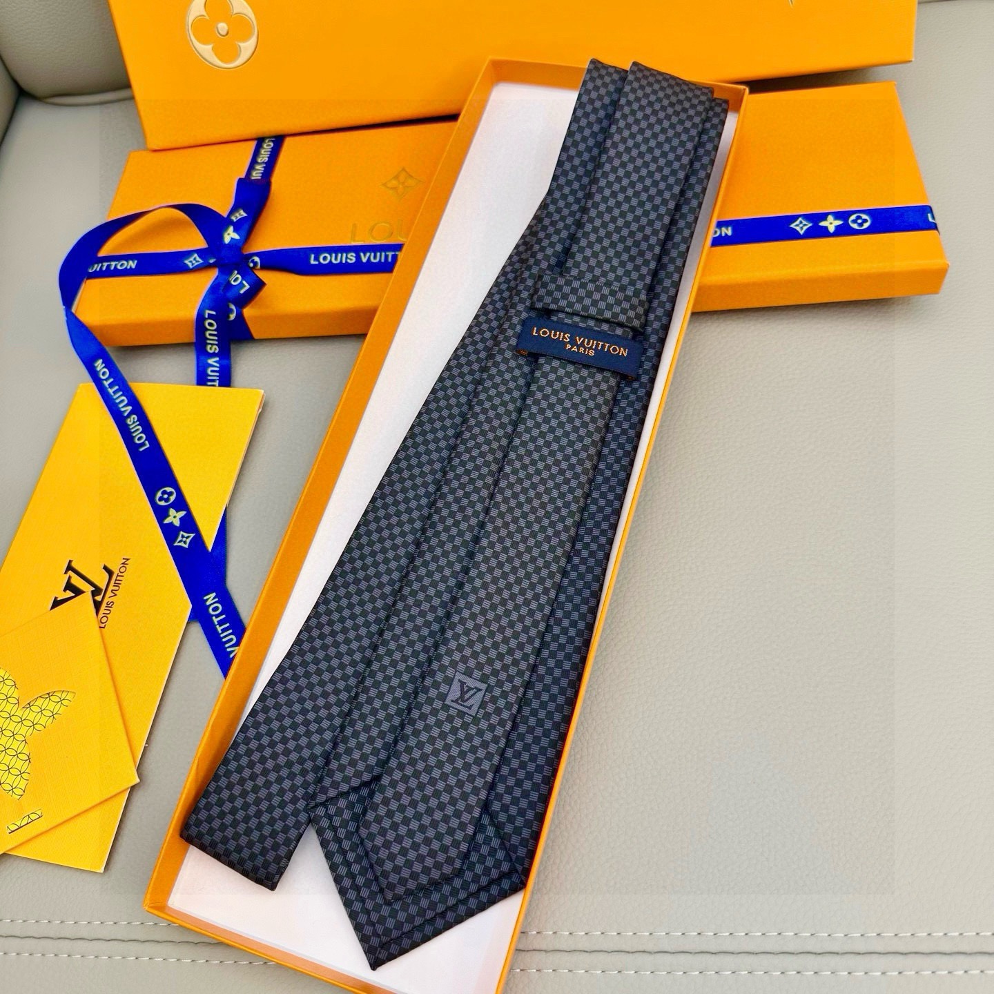 🌾男士领带系列【LV方格领带】👔👔，稀有😻😻展现精湛手工与时尚优雅的理想选择，这款领带将标志性的Dami