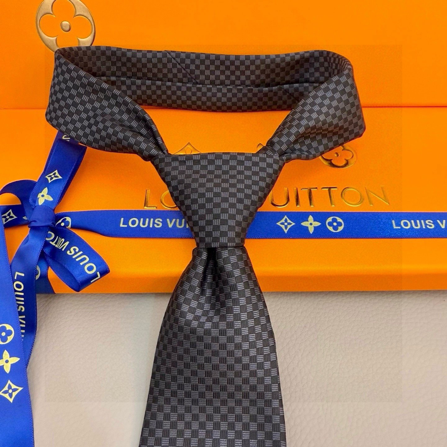 🌾男士领带系列【LV方格领带】👔👔，稀有😻😻展现精湛手工与时尚优雅的理想选择，这款领带将标志性的Dami
