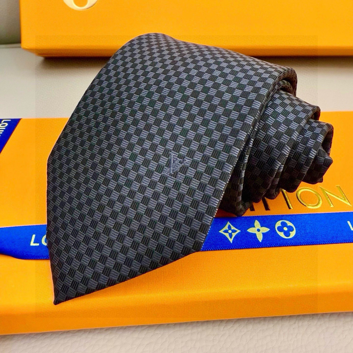 🌾男士领带系列【LV方格领带】👔👔，稀有😻😻展现精湛手工与时尚优雅的理想选择，这款领带将标志性的Dami