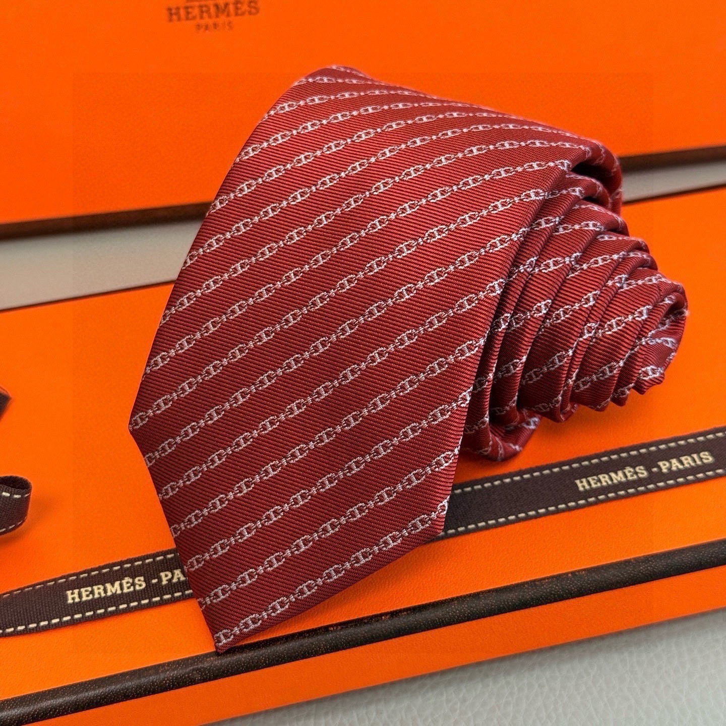 🌾 官方新款男士领带“抛锚起航”稀有H家每年都有一千条不同印花的领带面世，从最初的多以几何图案表现骑术活