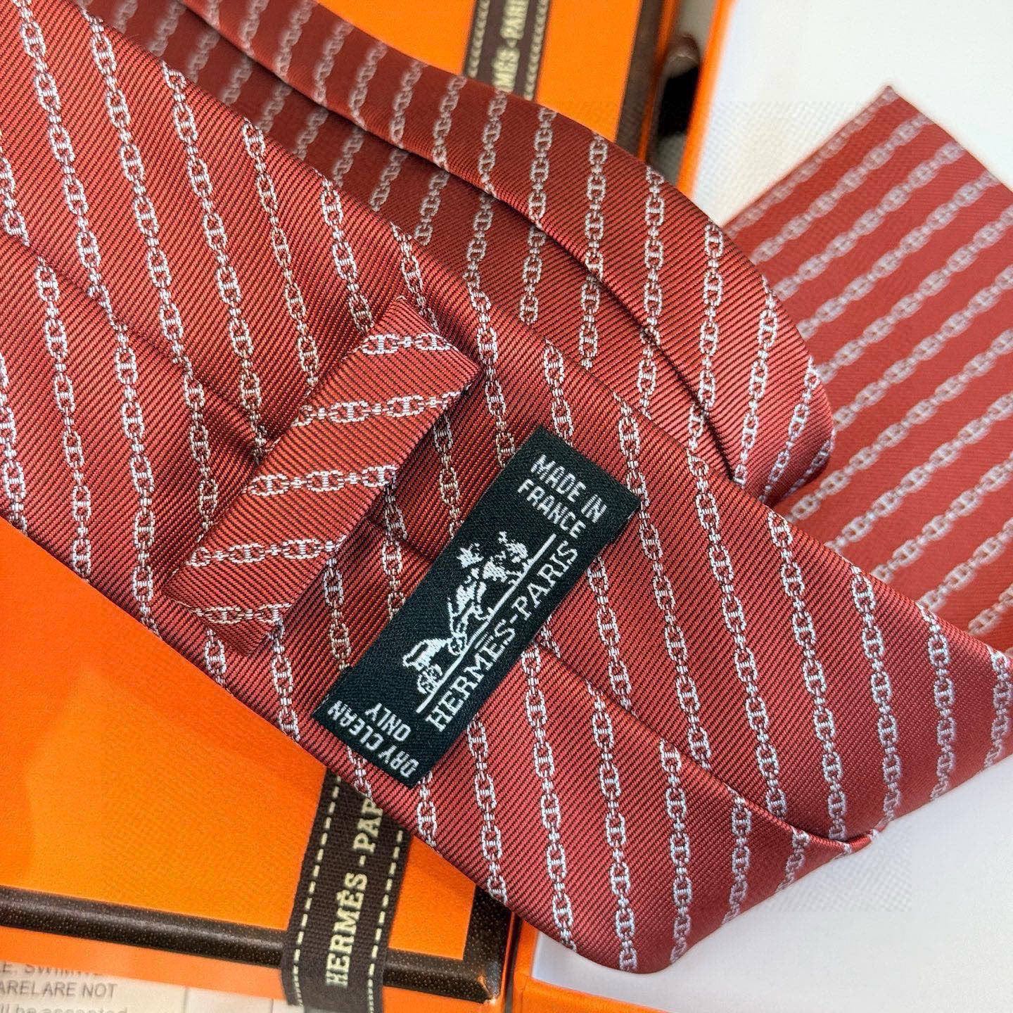 🌾 官方新款男士领带“抛锚起航”稀有H家每年都有一千条不同印花的领带面世，从最初的多以几何图案表现骑术活