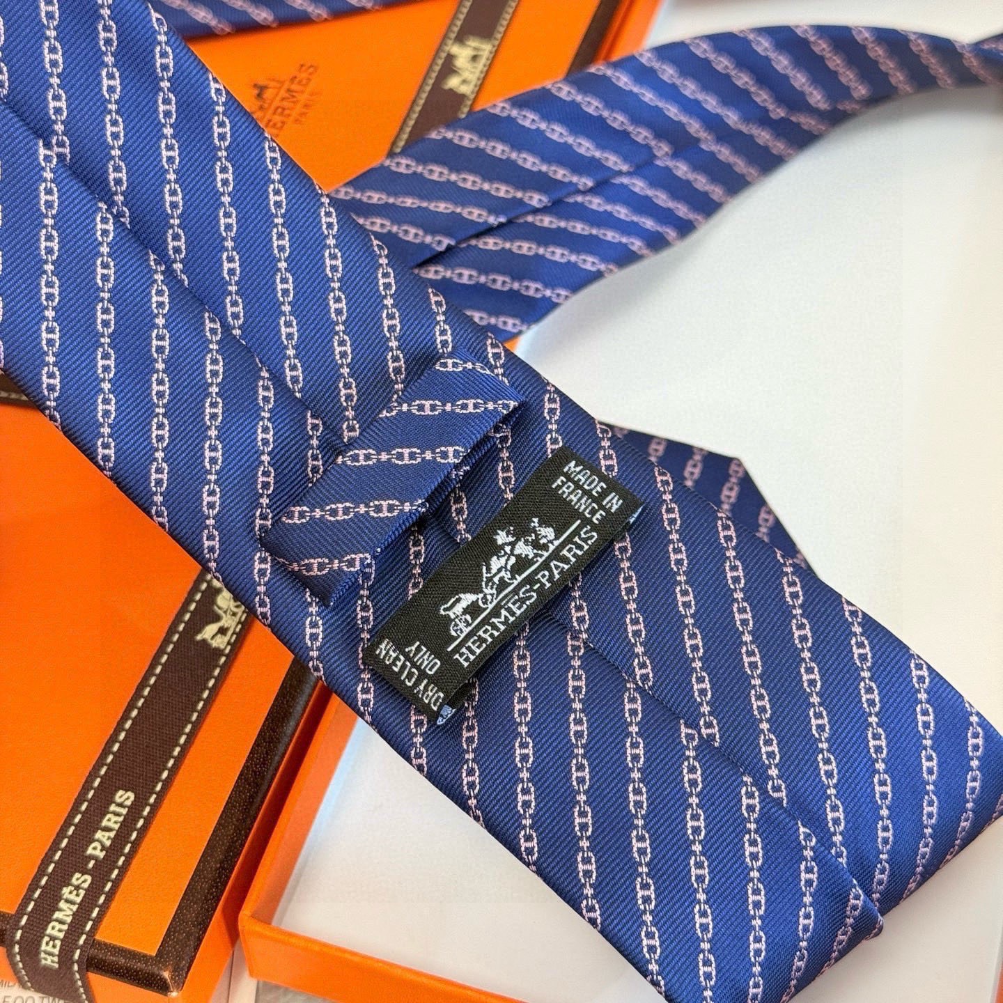 🌾 官方新款男士领带“抛锚起航”稀有H家每年都有一千条不同印花的领带面世，从最初的多以几何图案表现骑术活