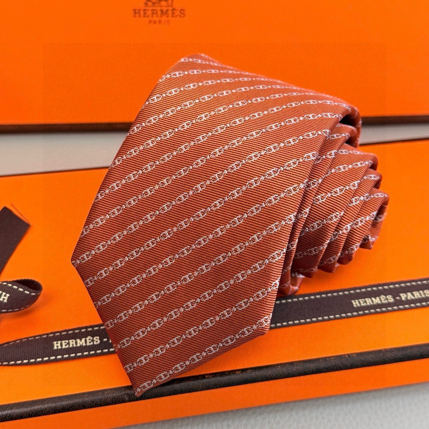 🌾 官方新款男士领带“抛锚起航”稀有H家每年都有一千条不同印花的领带面世，从最初的多以几何图案表现骑术活