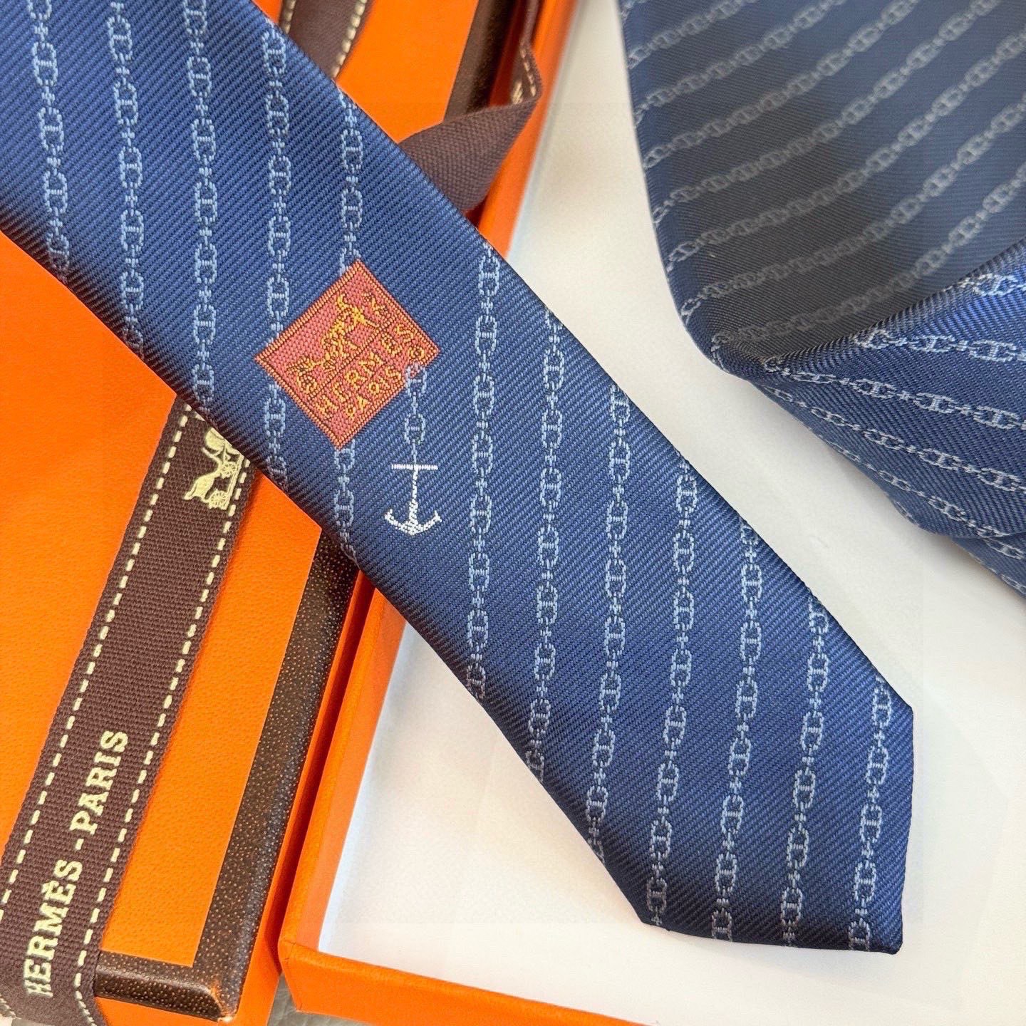 🌾 官方新款男士领带“抛锚起航”稀有H家每年都有一千条不同印花的领带面世，从最初的多以几何图案表现骑术活