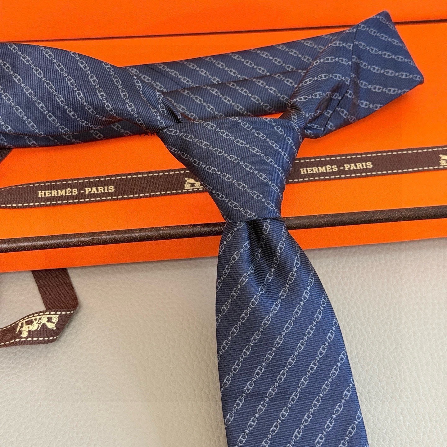 🌾 官方新款男士领带“抛锚起航”稀有H家每年都有一千条不同印花的领带面世，从最初的多以几何图案表现骑术活