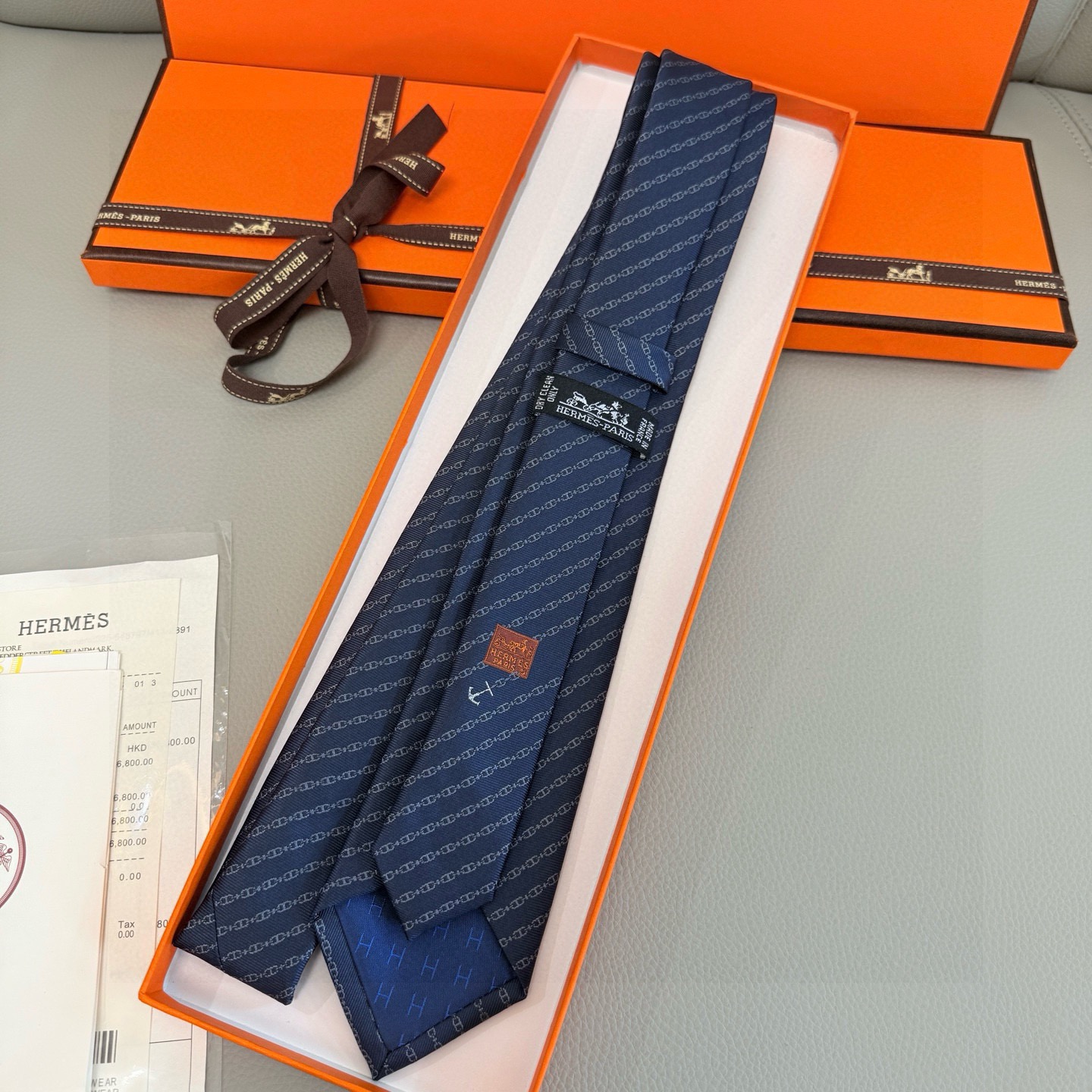 🌾 官方新款男士领带“抛锚起航”稀有H家每年都有一千条不同印花的领带面世，从最初的多以几何图案表现骑术活