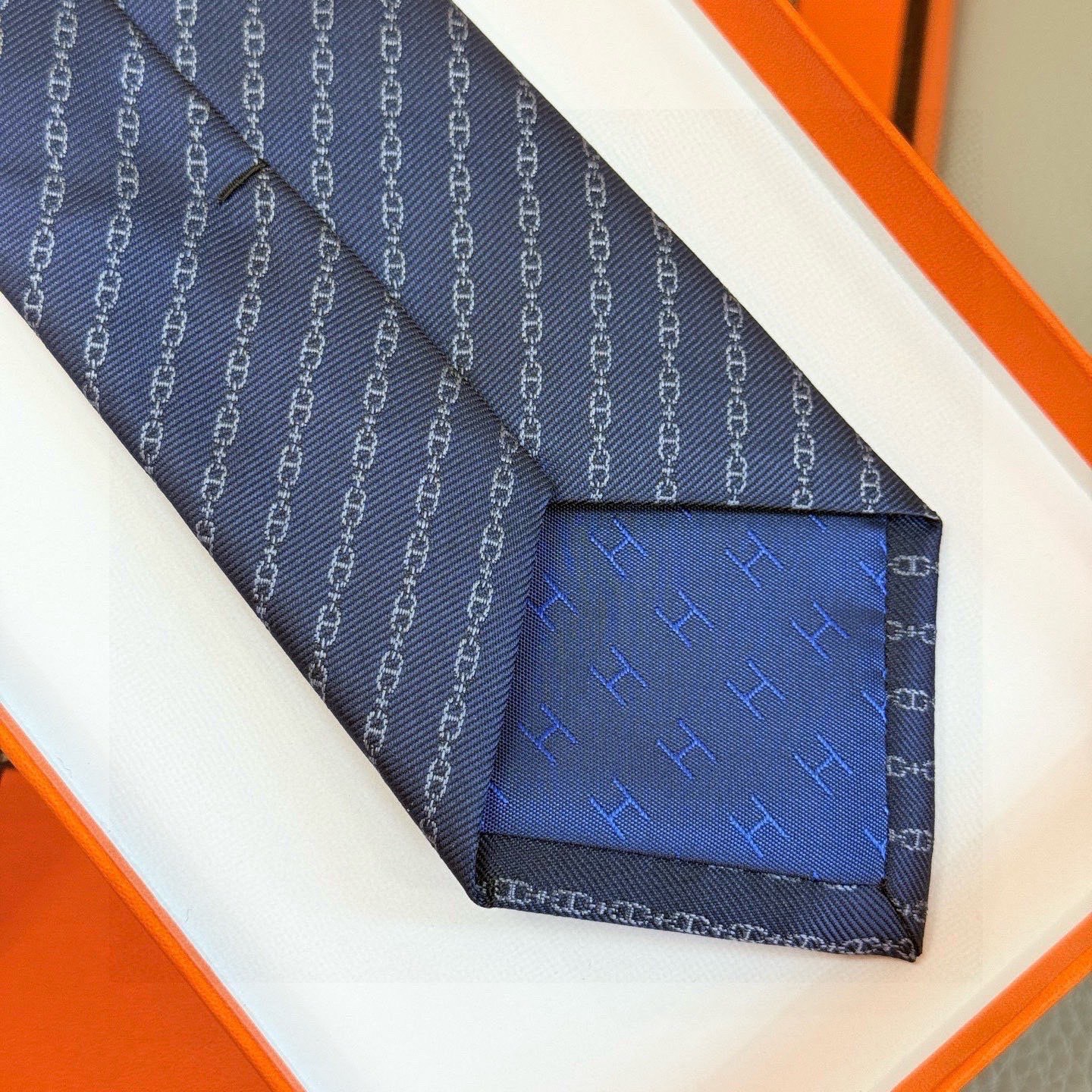 🌾 官方新款男士领带“抛锚起航”稀有H家每年都有一千条不同印花的领带面世，从最初的多以几何图案表现骑术活