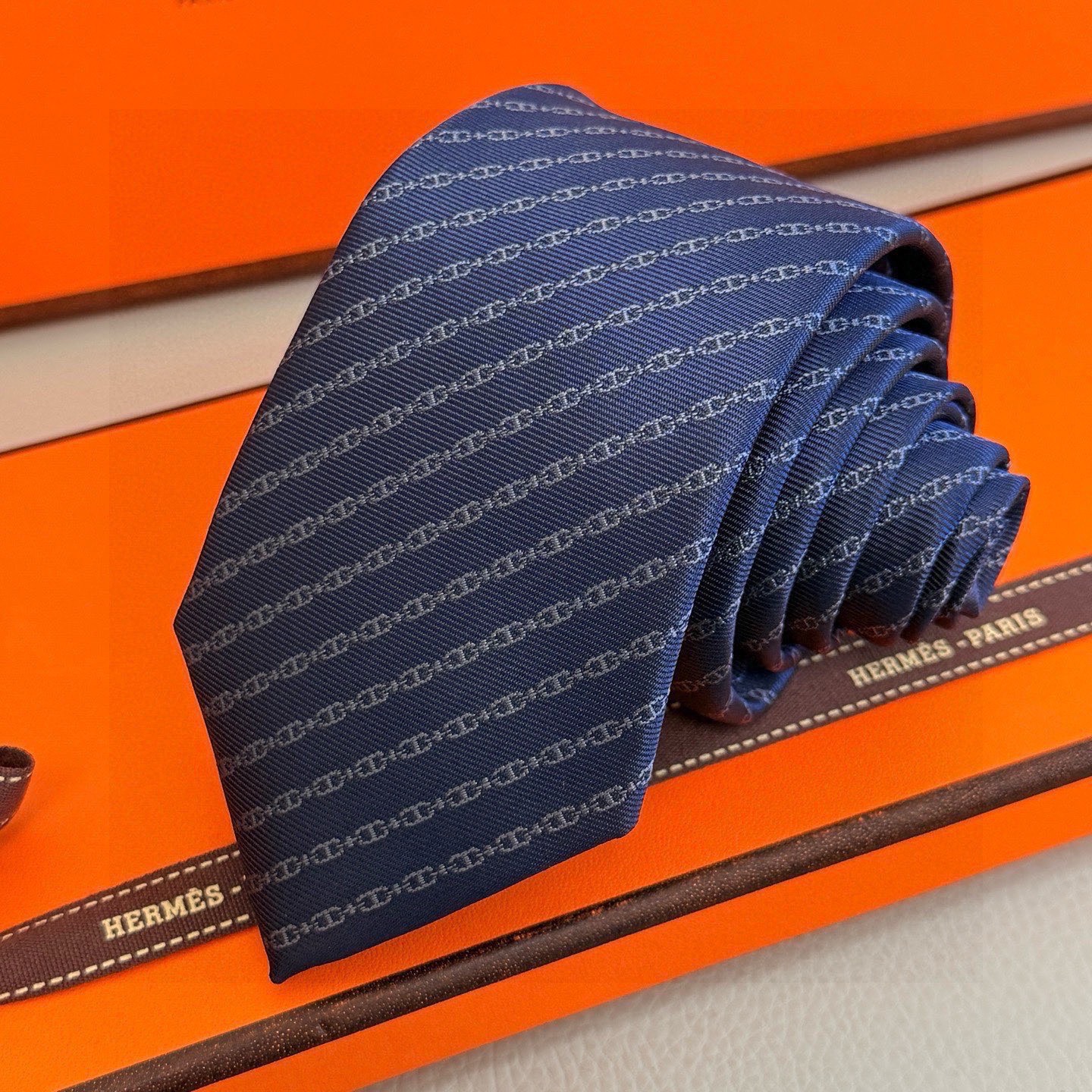 🌾 官方新款男士领带“抛锚起航”稀有H家每年都有一千条不同印花的领带面世，从最初的多以几何图案表现骑术活