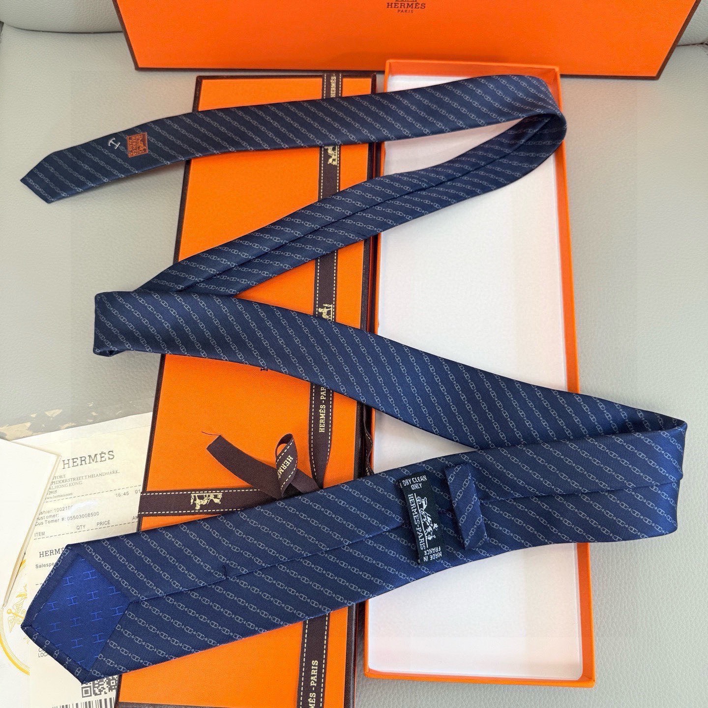 🌾 官方新款男士领带“抛锚起航”稀有H家每年都有一千条不同印花的领带面世，从最初的多以几何图案表现骑术活