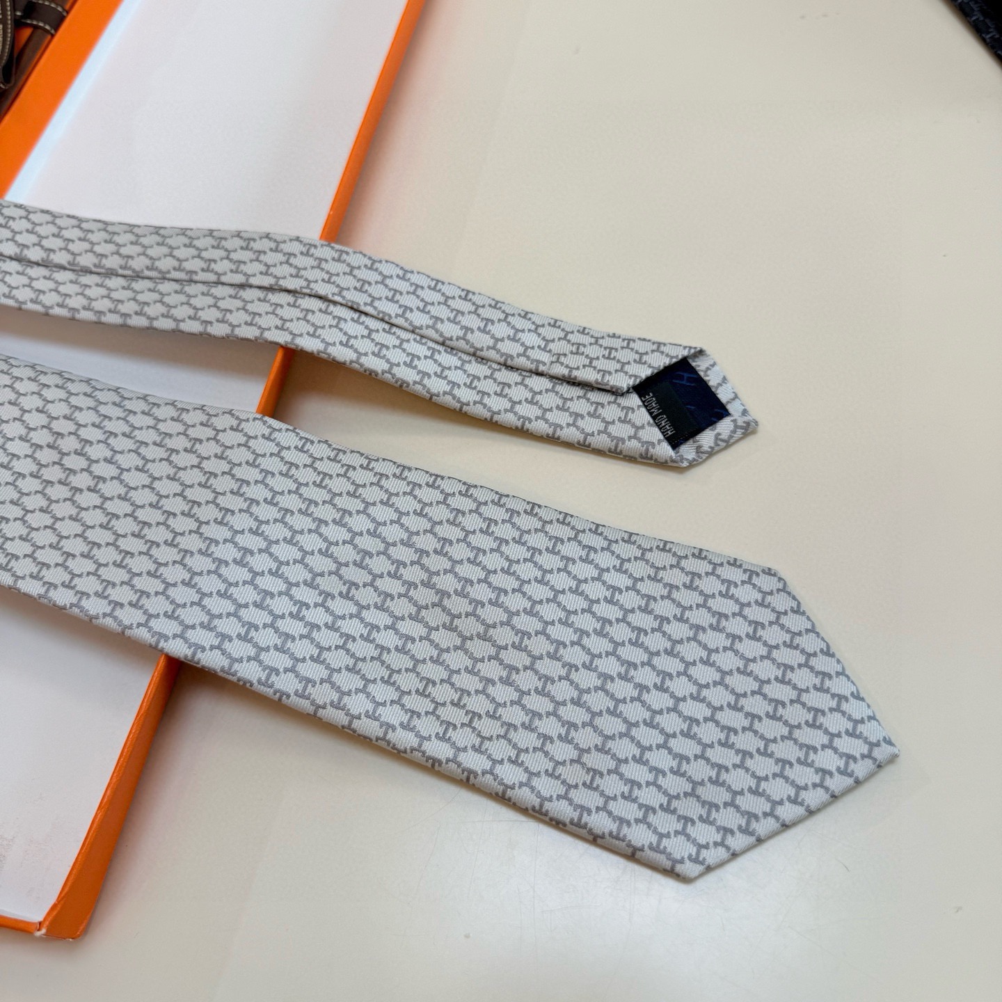 🌾官方新款爱马仕领带！5色有货，手工缝制重磅真丝领带（100%桑蚕丝）。爱马仕领带是每位男士的衣橱中不可