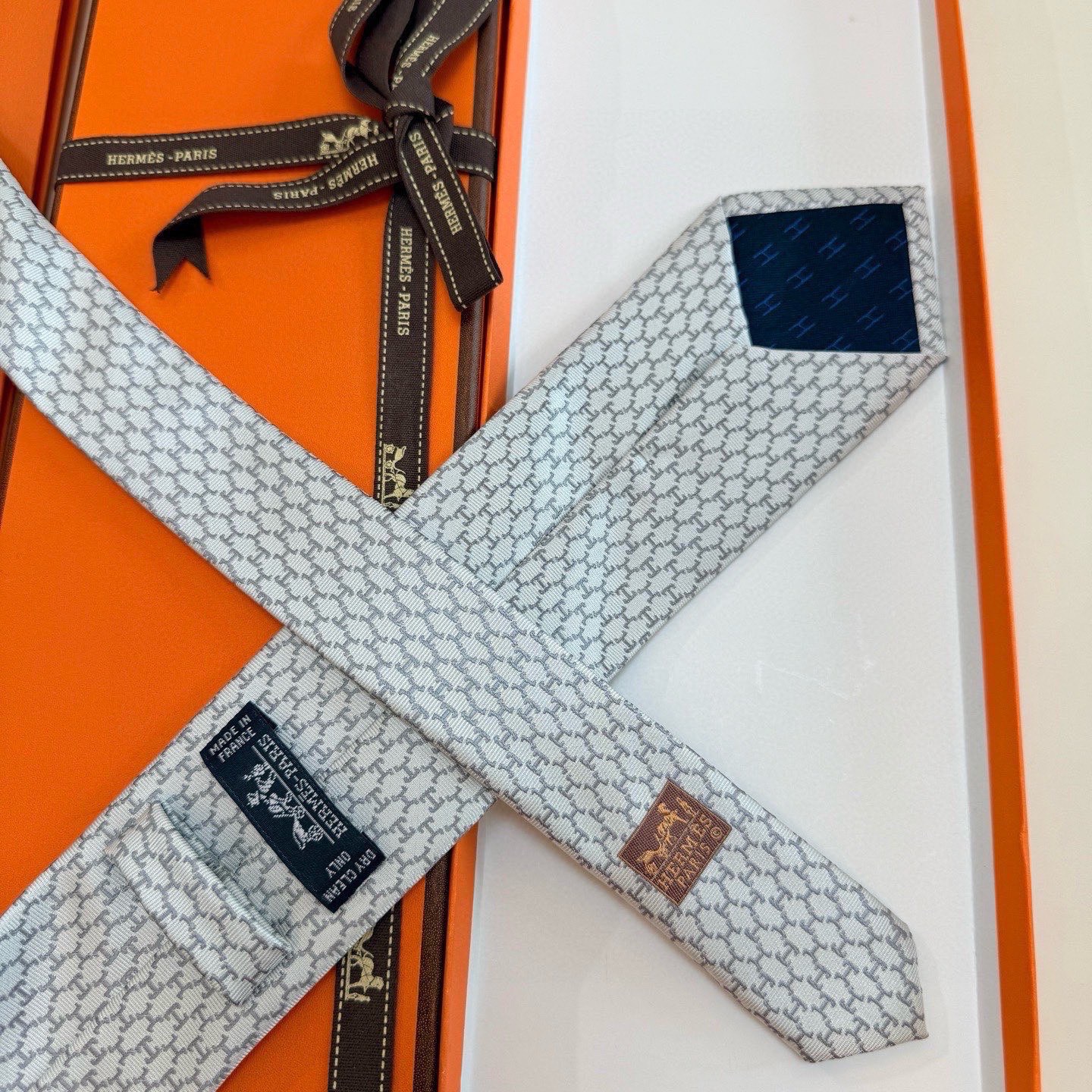🌾官方新款爱马仕领带！5色有货，手工缝制重磅真丝领带（100%桑蚕丝）。爱马仕领带是每位男士的衣橱中不可