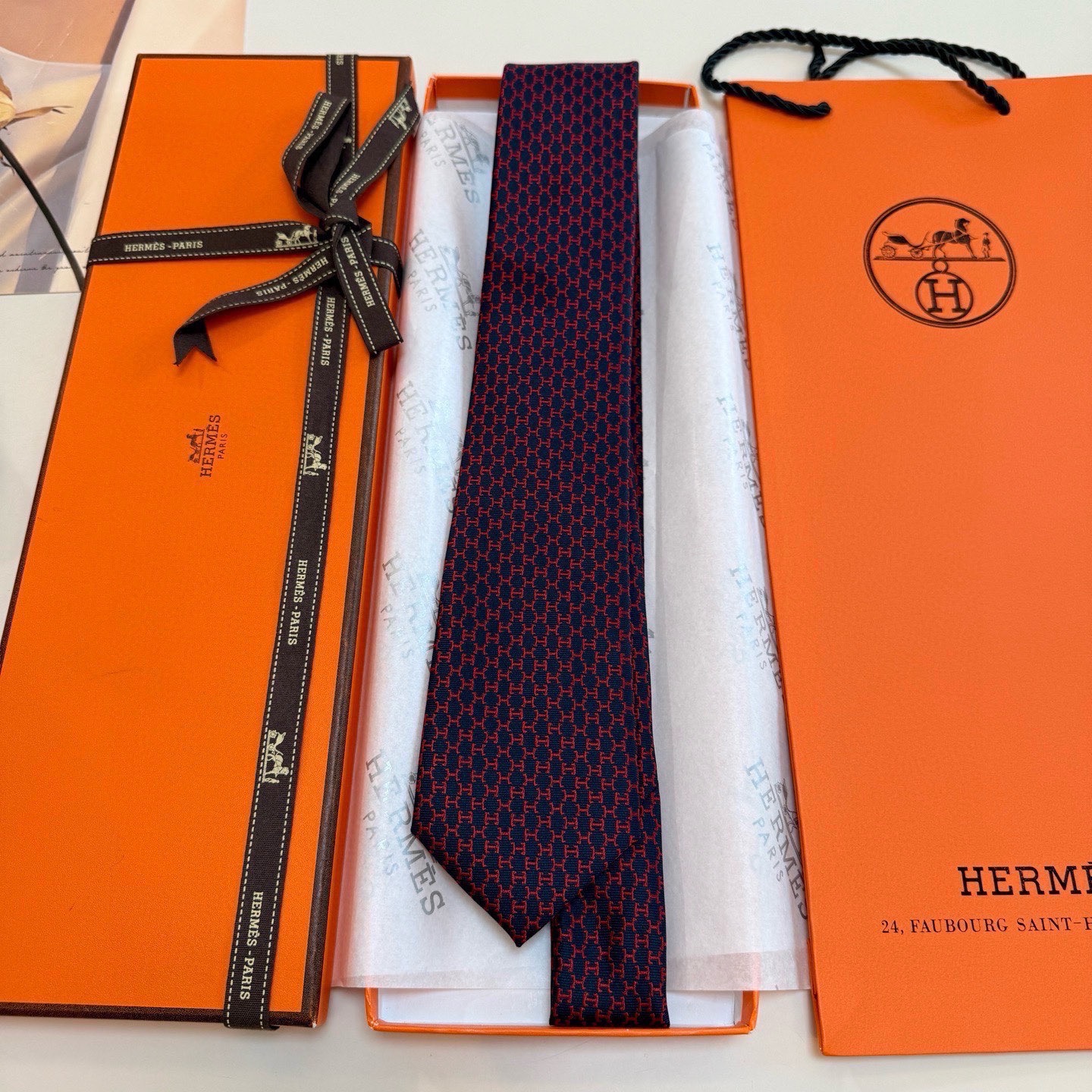 🌾官方新款爱马仕领带！5色有货，手工缝制重磅真丝领带（100%桑蚕丝）。爱马仕领带是每位男士的衣橱中不可