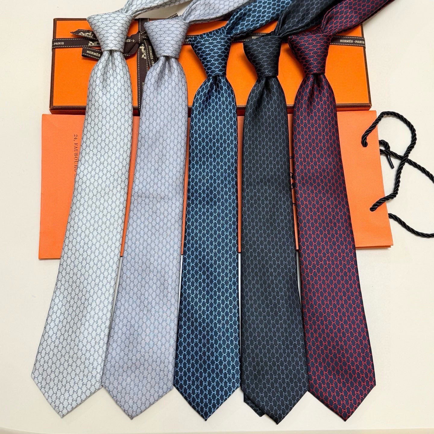 🌾官方新款爱马仕领带！5色有货，手工缝制重磅真丝领带（100%桑蚕丝）。爱马仕领带是每位男士的衣橱中不可