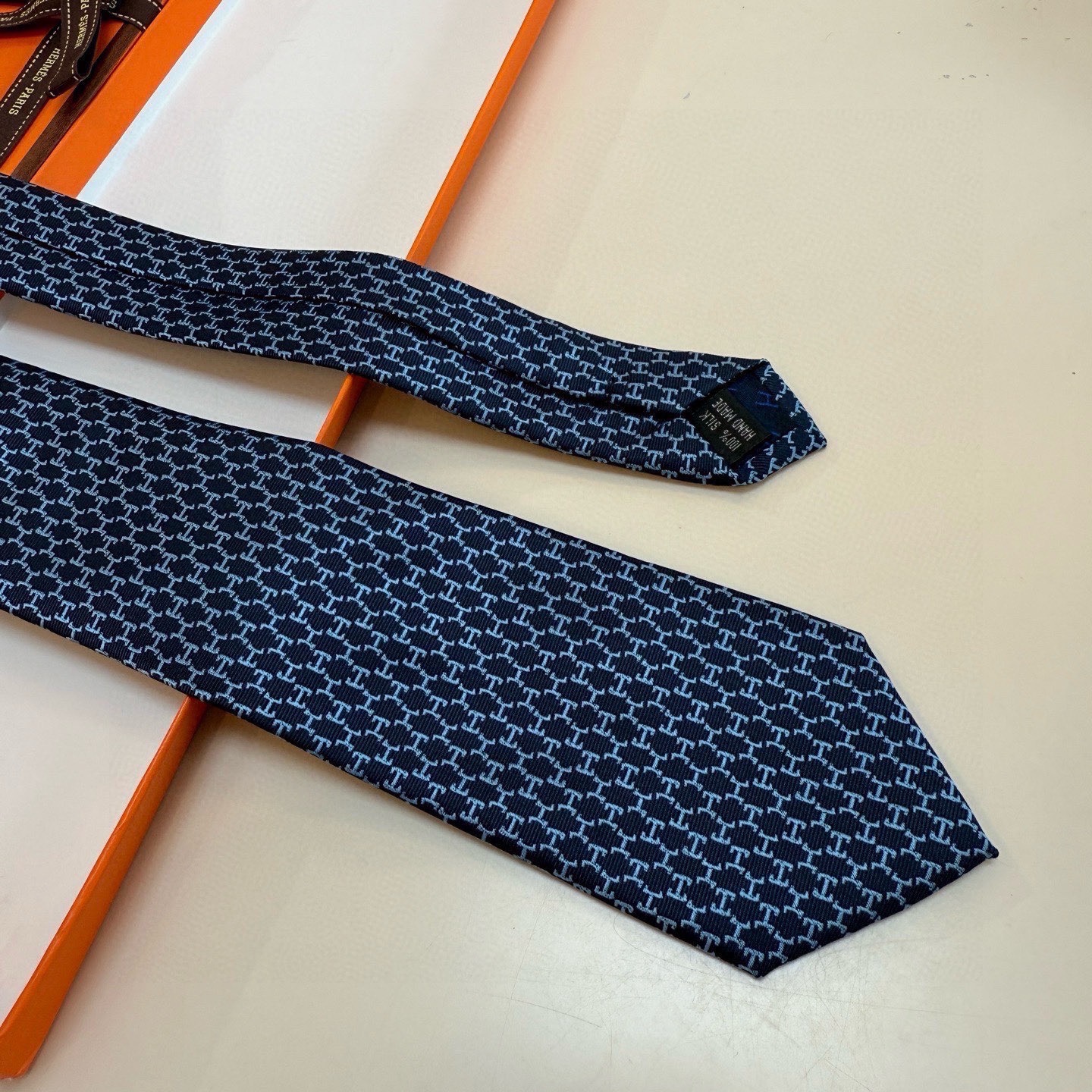 🌾官方新款爱马仕领带！5色有货，手工缝制重磅真丝领带（100%桑蚕丝）。爱马仕领带是每位男士的衣橱中不可