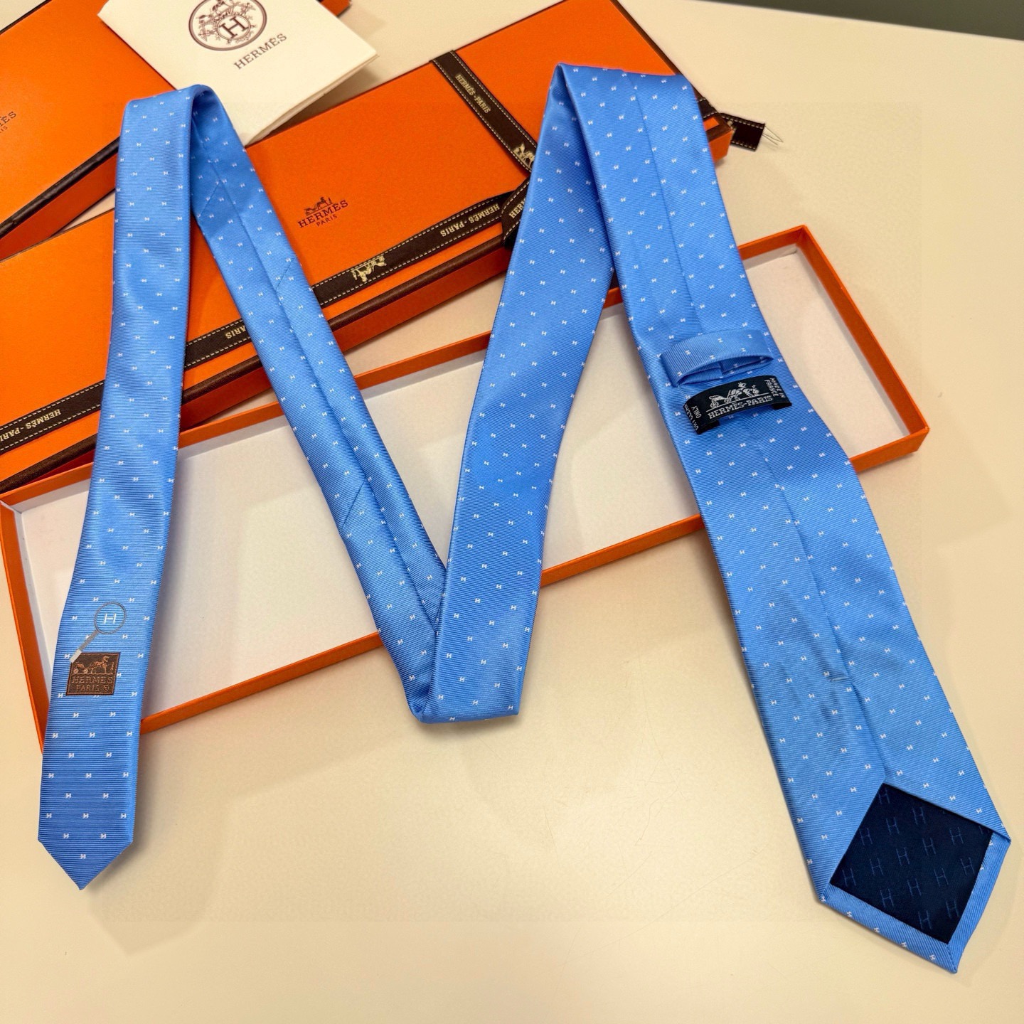🌾 官方新款H字母 男士领带，稀有爱马仕家每年都有一千条不同印花的领带面世，从最初的多以几何图案表现骑术