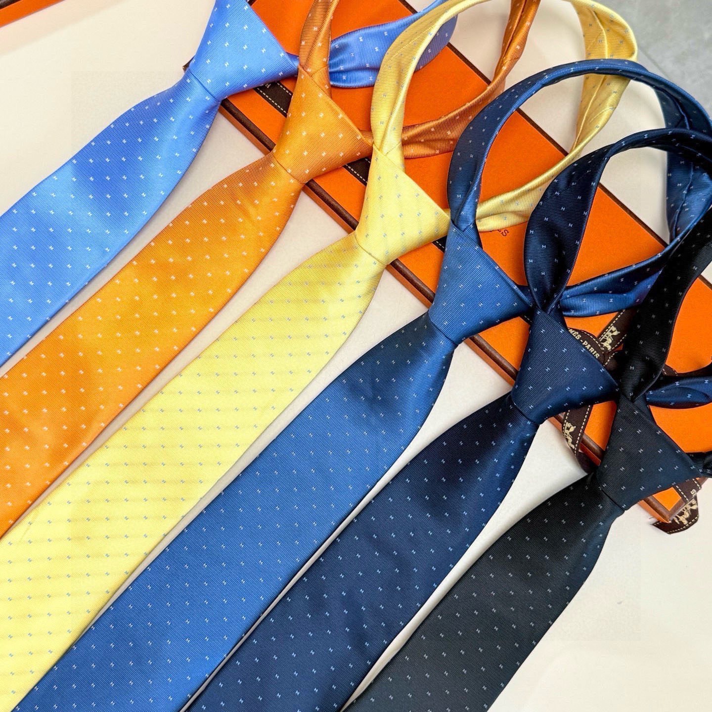 🌾 官方新款H字母 男士领带，稀有爱马仕家每年都有一千条不同印花的领带面世，从最初的多以几何图案表现骑术